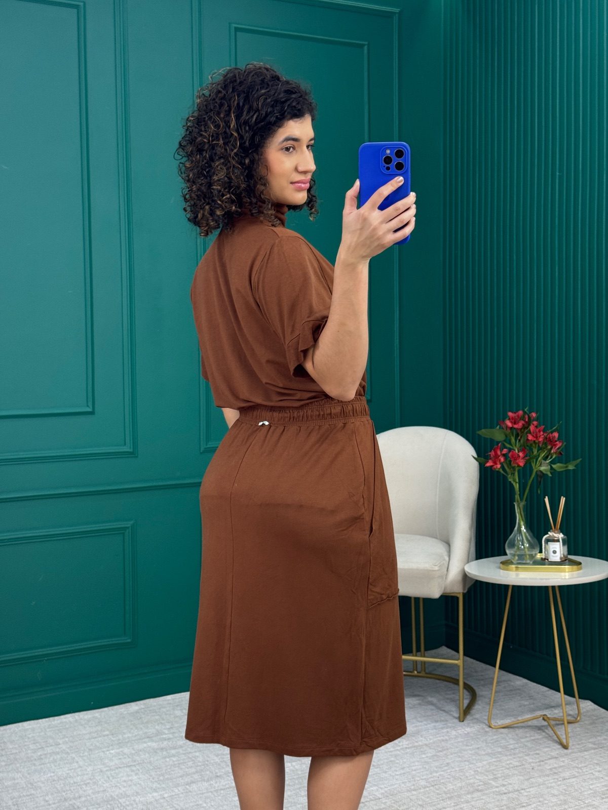 Conjunto malha moletinho Marrom de Blusa Gola Alta e Saia Midi com Bolsos - Scala