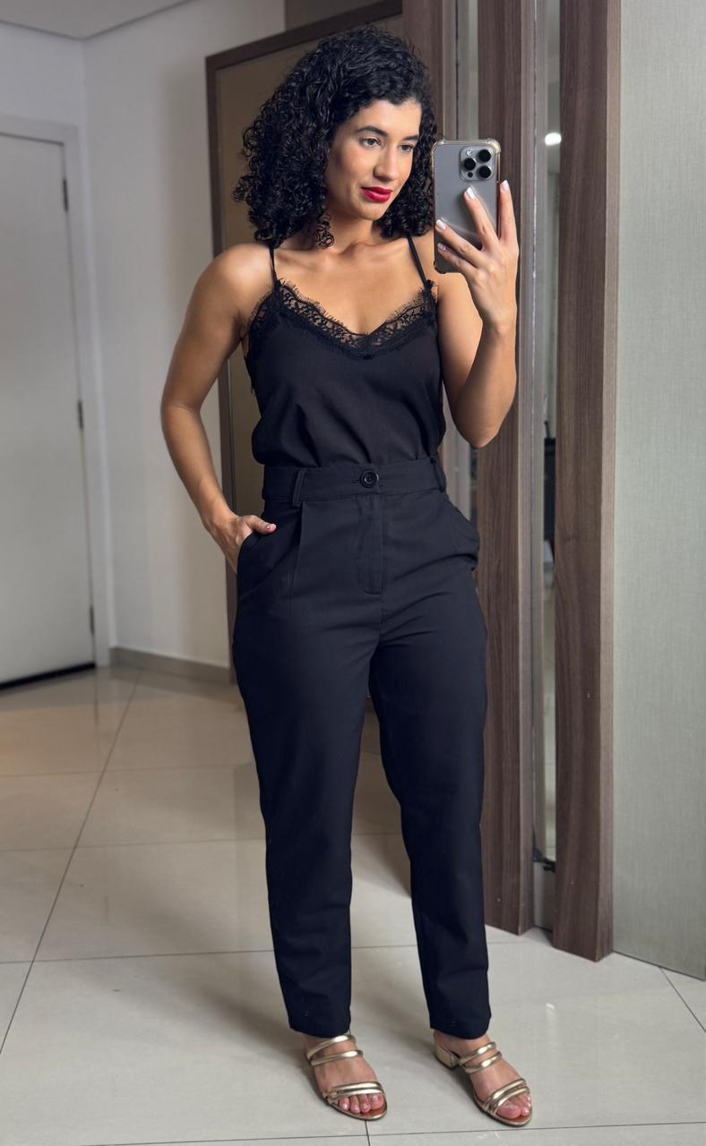Calça Alfaiataria Preta Modelo Cenoura com Prega Bolso Faca e Passante - Mamô