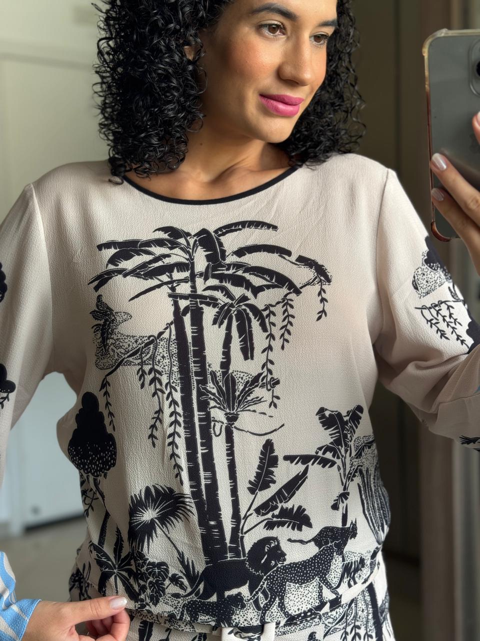 Conjunto com estampa fauna e flora tropical nas cores bege, preto e azul (blusa/saia/cinto)- Linda de Morrer