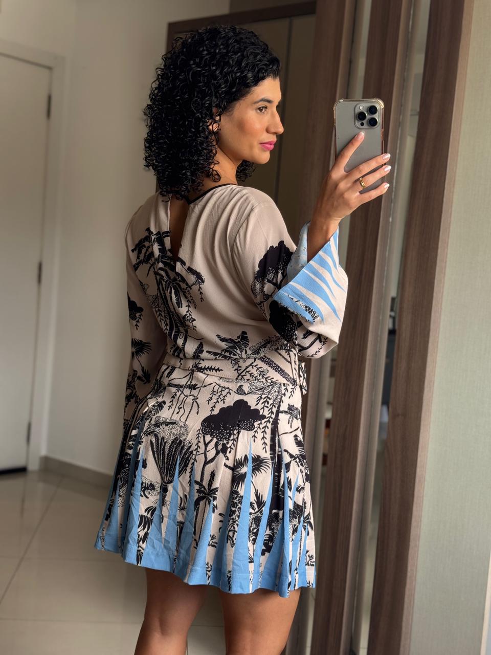 Conjunto com estampa fauna e flora tropical nas cores bege, preto e azul (blusa/saia/cinto)- Linda de Morrer