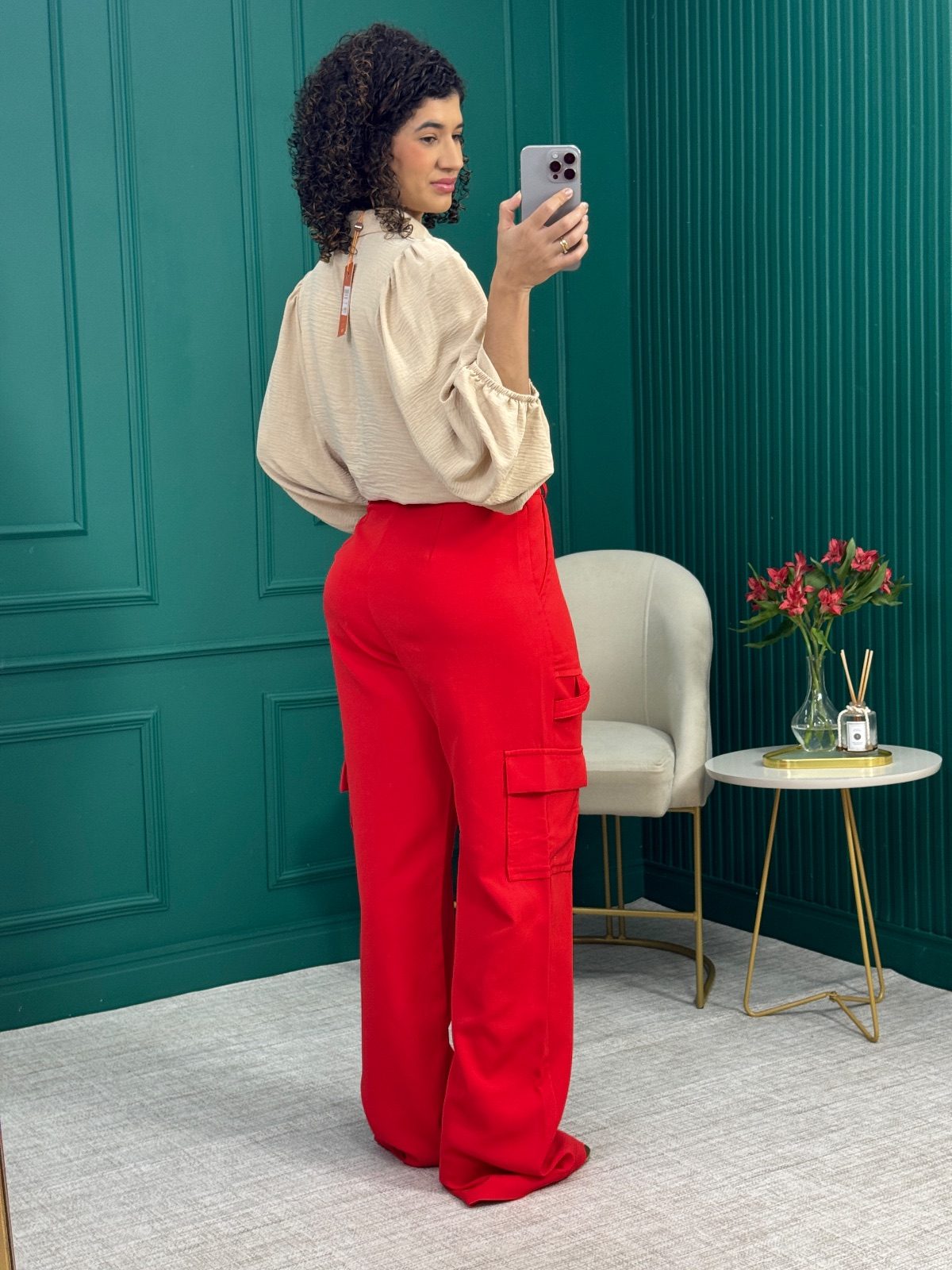 Calça Pantalona Cargo Vermelha em Poliéster com Bolsos Utilitários