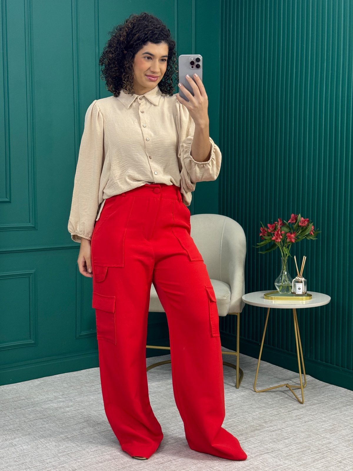 Calça Pantalona Cargo Vermelha em Poliéster com Bolsos Utilitários