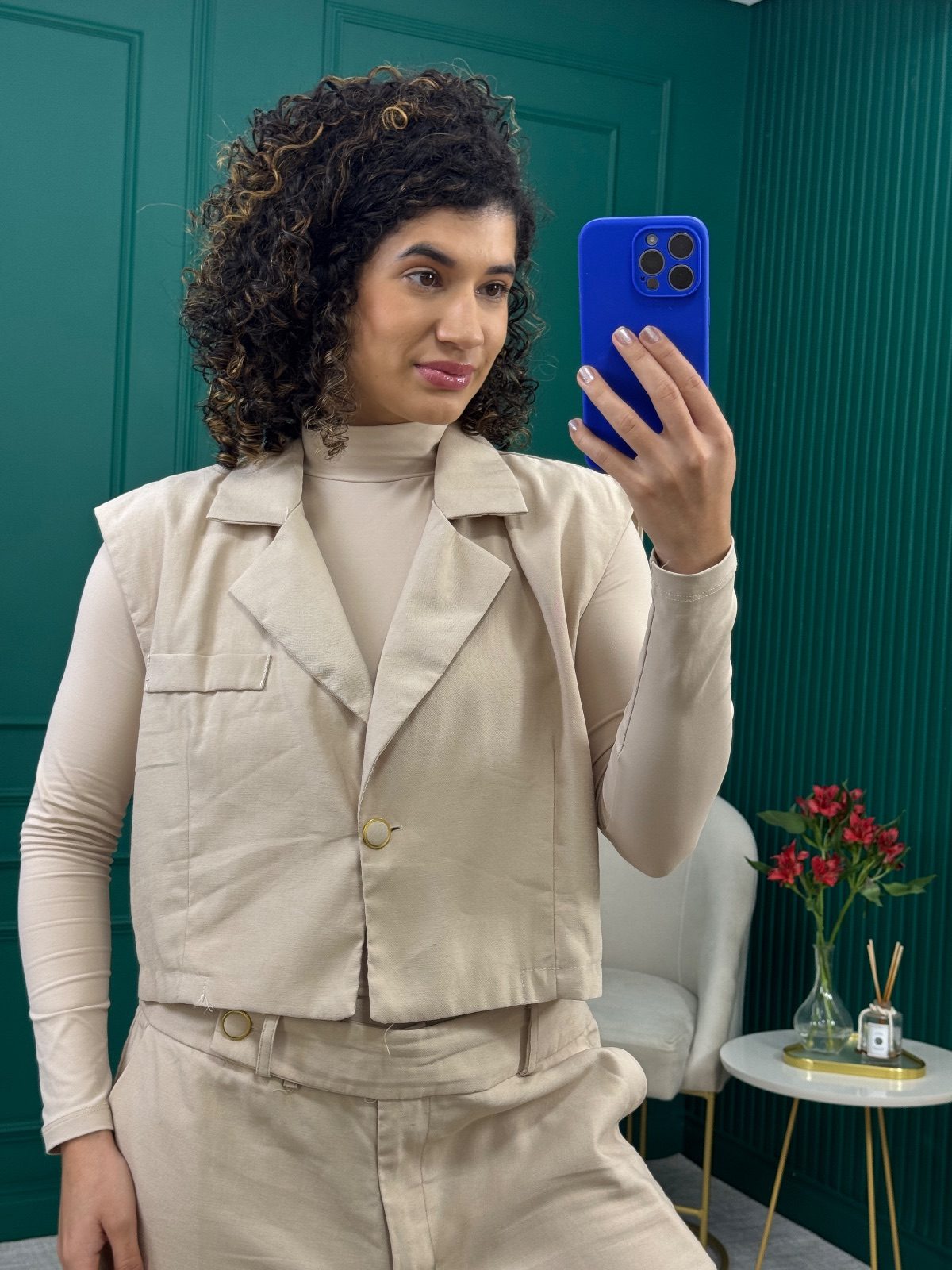 Conjunto de Colete Alfaiataria Cropped e Calça Pantalona Bege em Viscose e Poliéster - Moysa Fashion