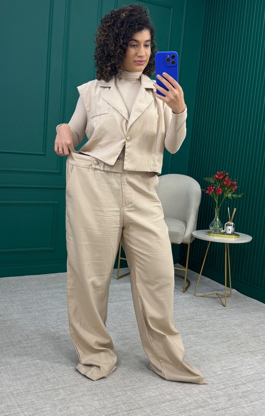 Conjunto de Colete Alfaiataria Cropped e Calça Pantalona Bege em Viscose e Poliéster - Moysa Fashion