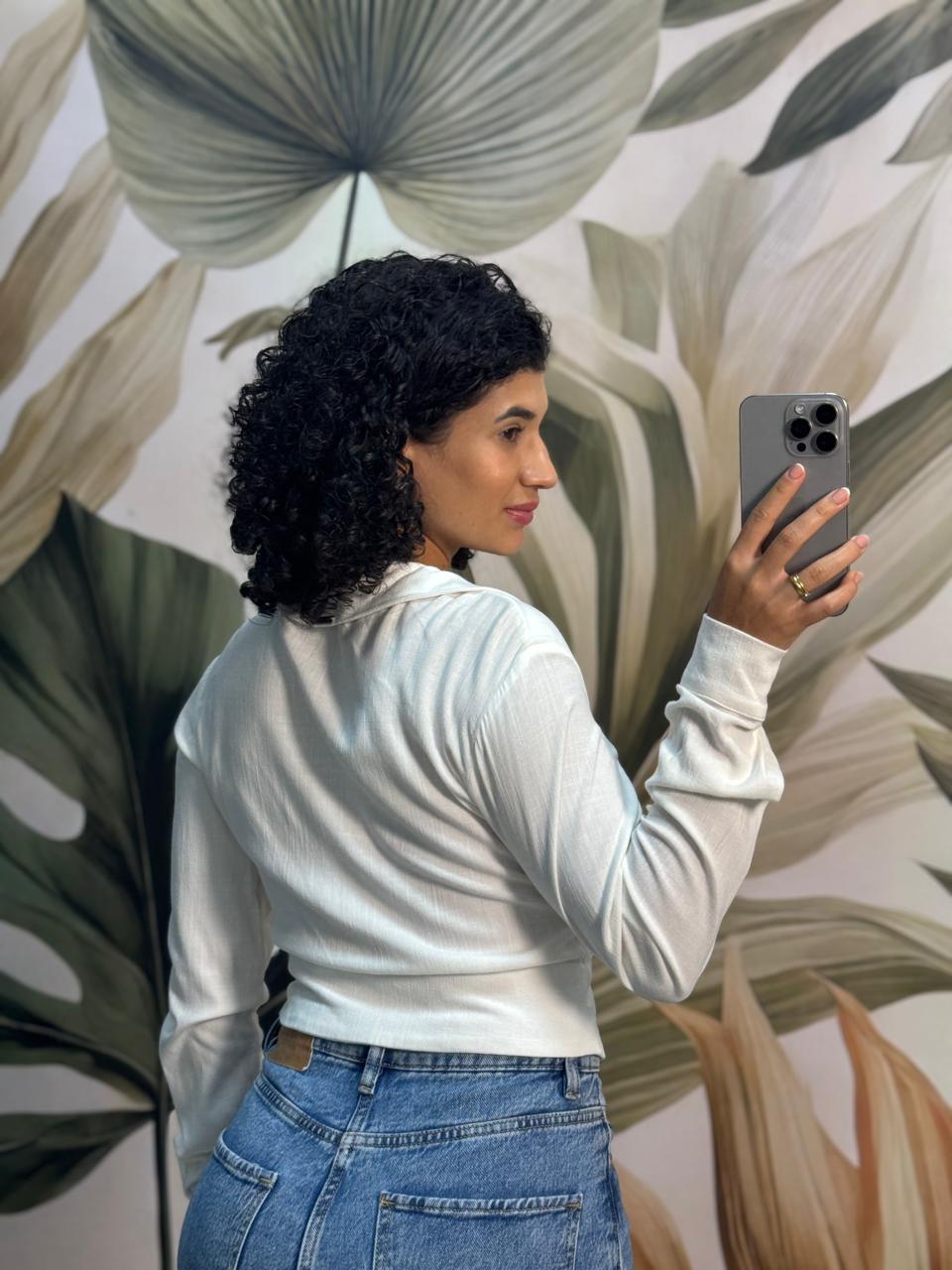 Blusa cropped off-white em viscose texturizada com decote V, gola, manga longa e botões forrados - Lily Belle