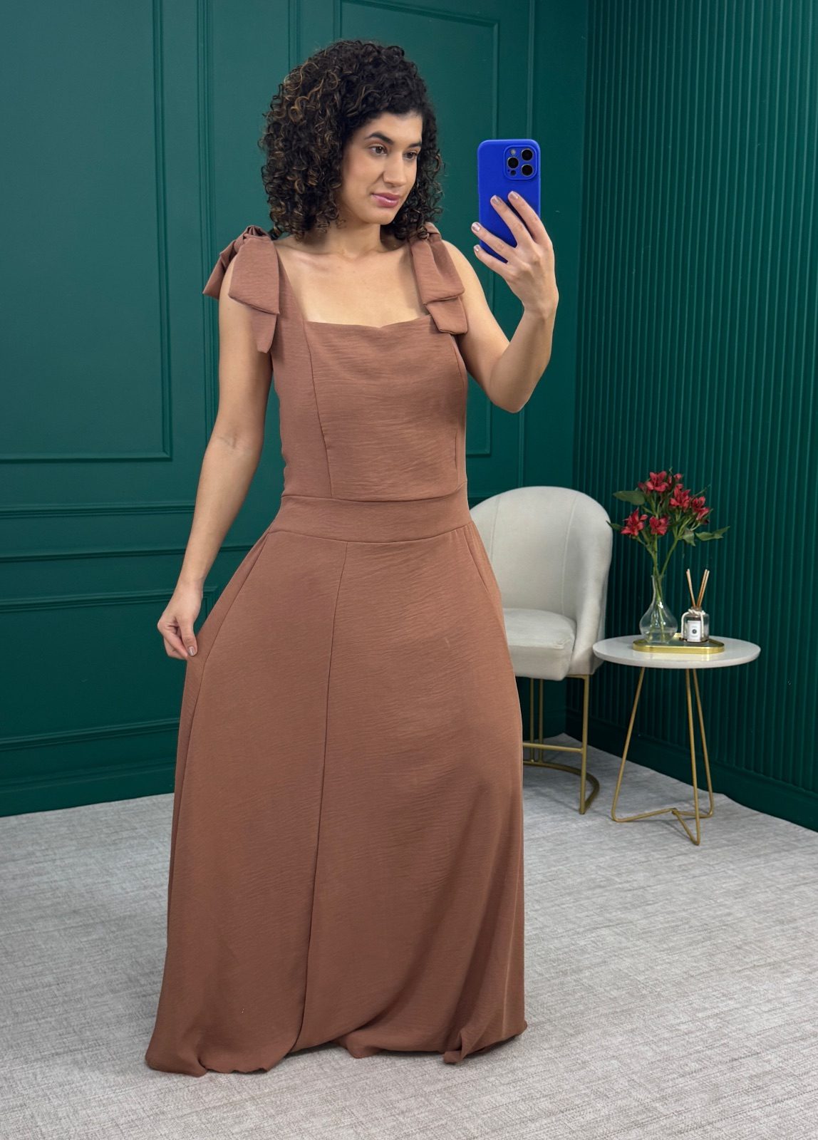 Vestido Longo Marrom com Amarração nos Ombros e Lastex
