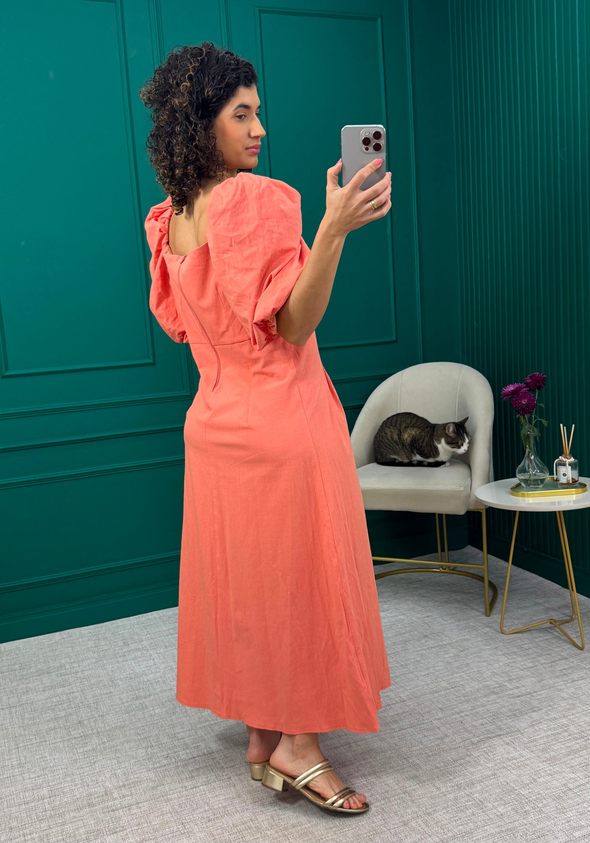 Vestido Midi Coral com Manga Bufante - La Chocolê
