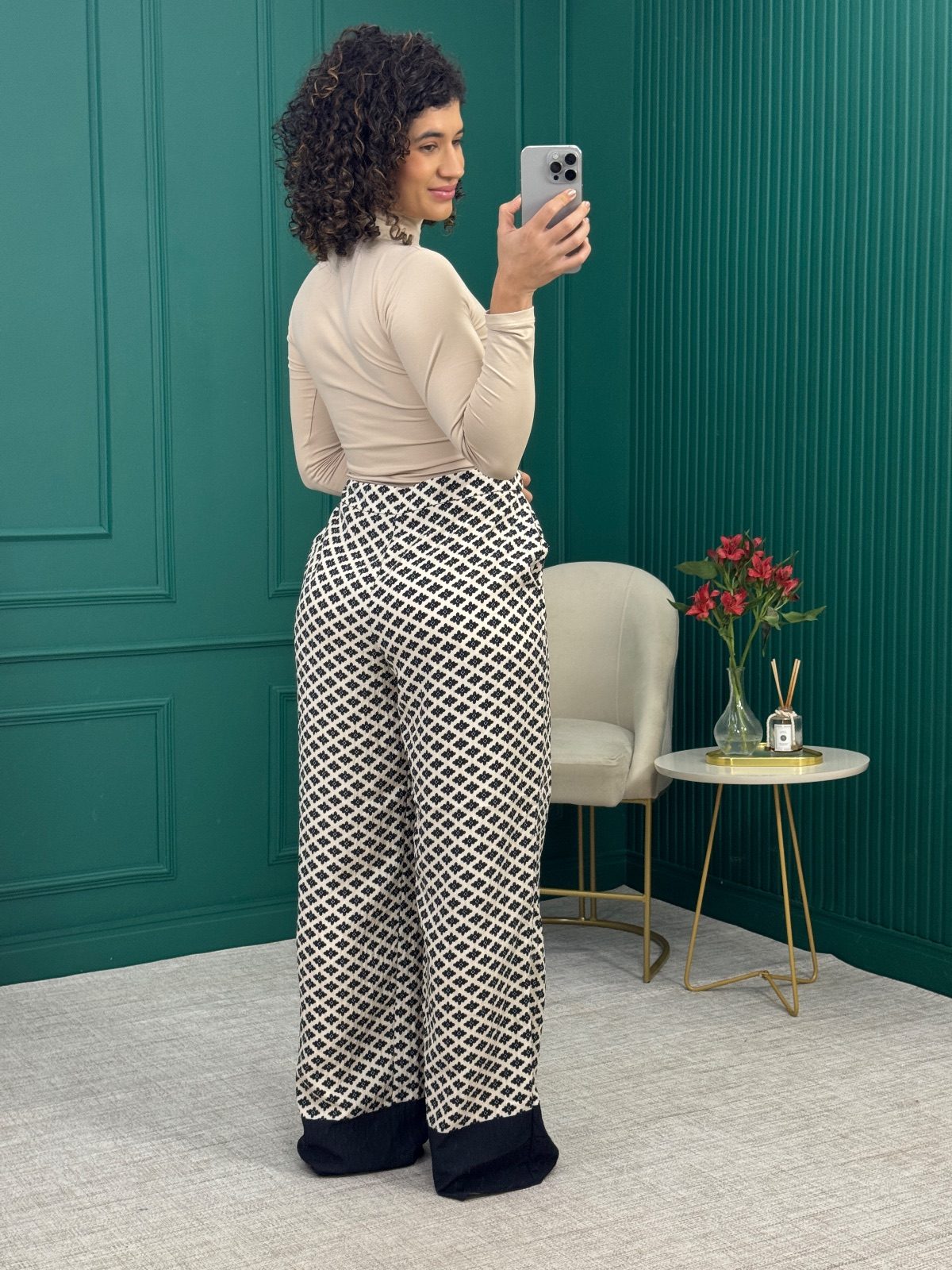 Calça Pantalona Estampa Floral Off White e Marinho com Barra Contrastante - Zara