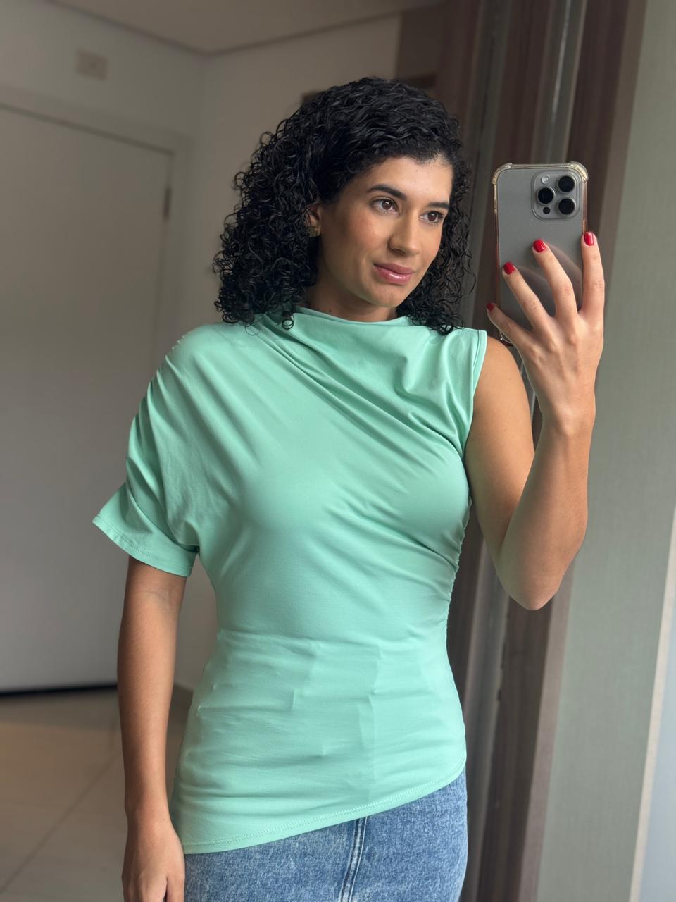 Blusa verde candy 92% poliamida com drapeado e assimetria