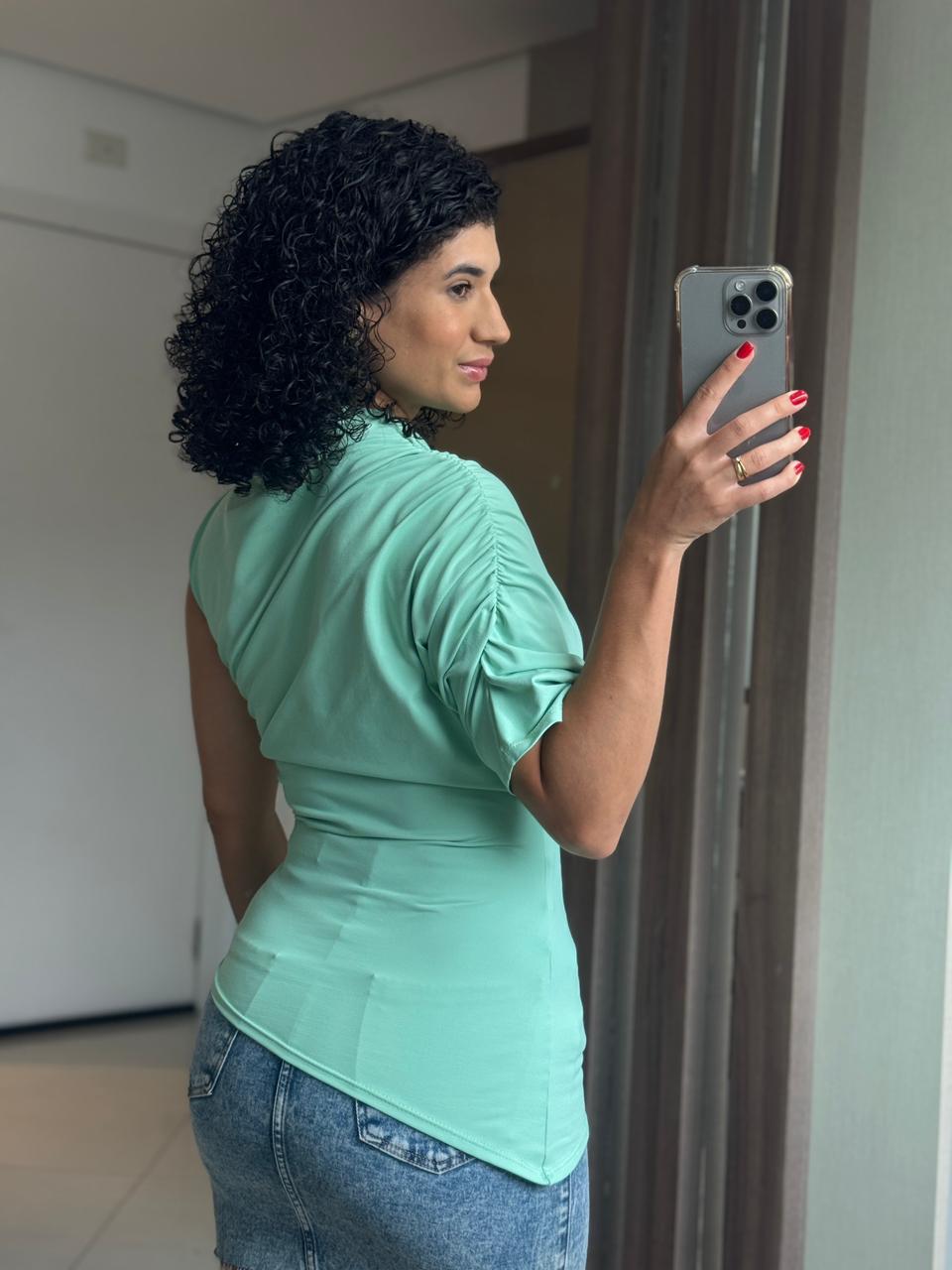Blusa verde candy 92% poliamida com drapeado e assimetria