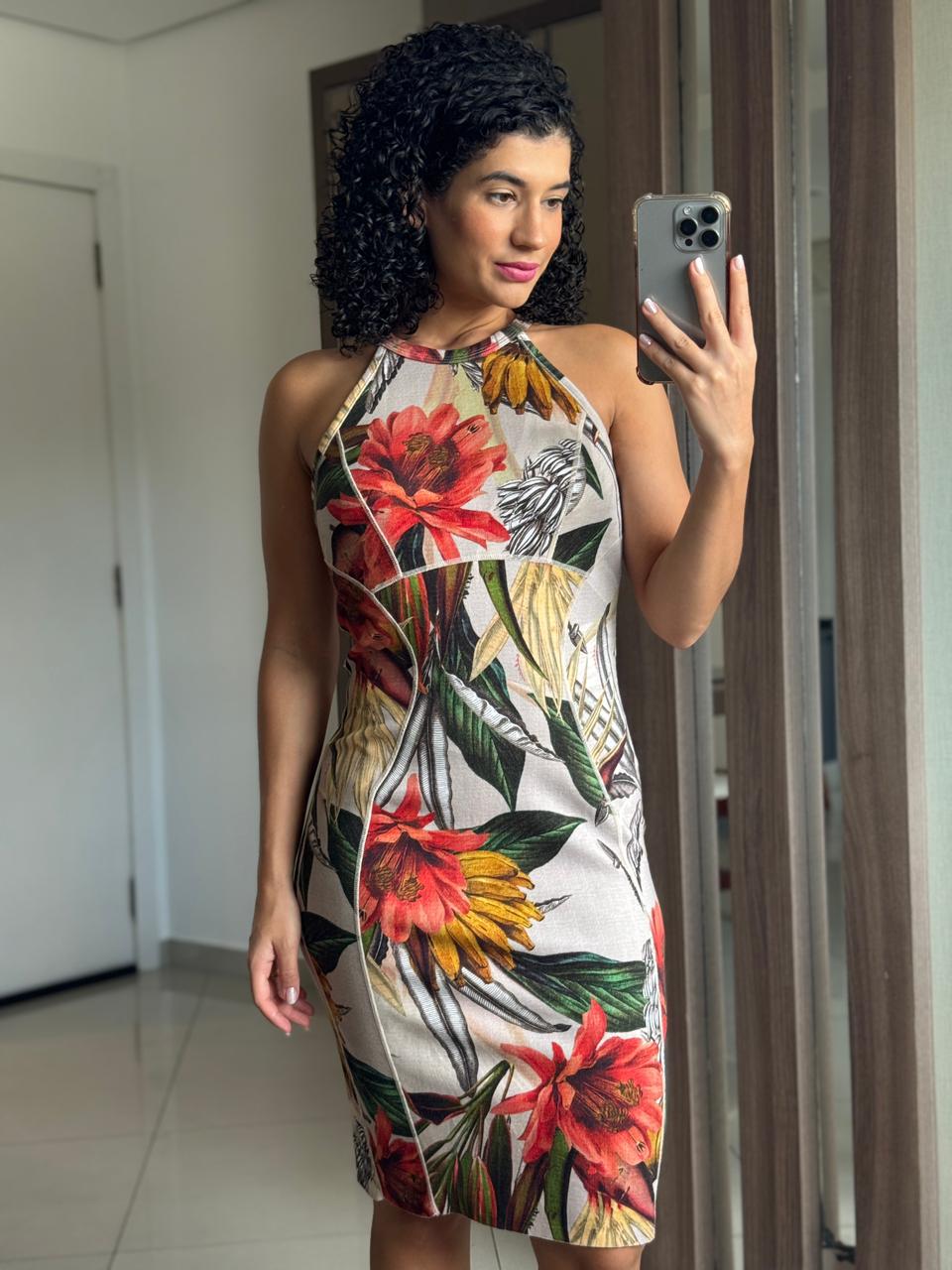 Vestido Tubinho Floral com Bananas, Recortes e Zíper - Colcci
