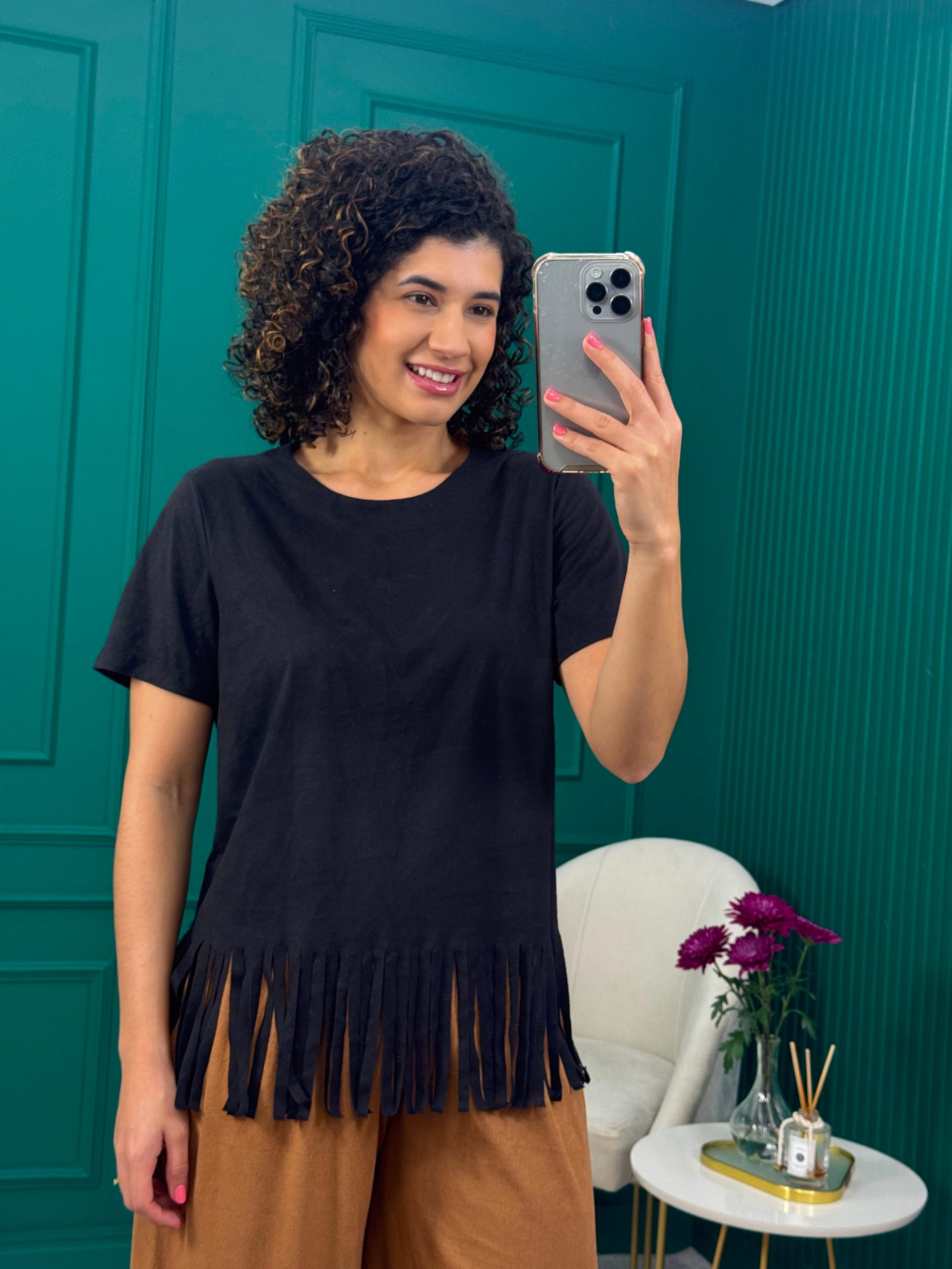 Blusa Preta em Suede com Franjas na Barra - Chuá