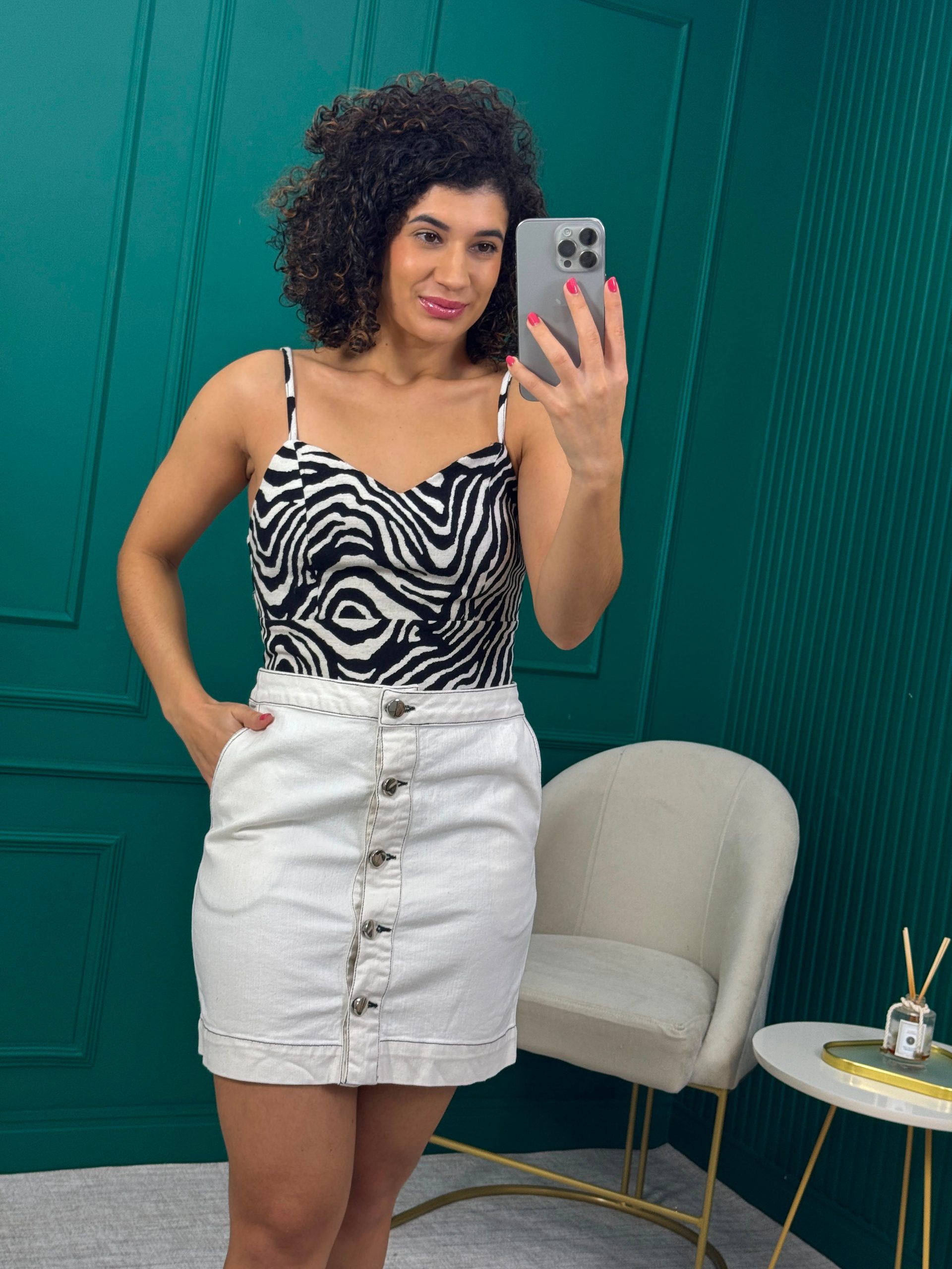 Saia sarja Off White com Pesponto Preto e Botões Frontais - Ellus