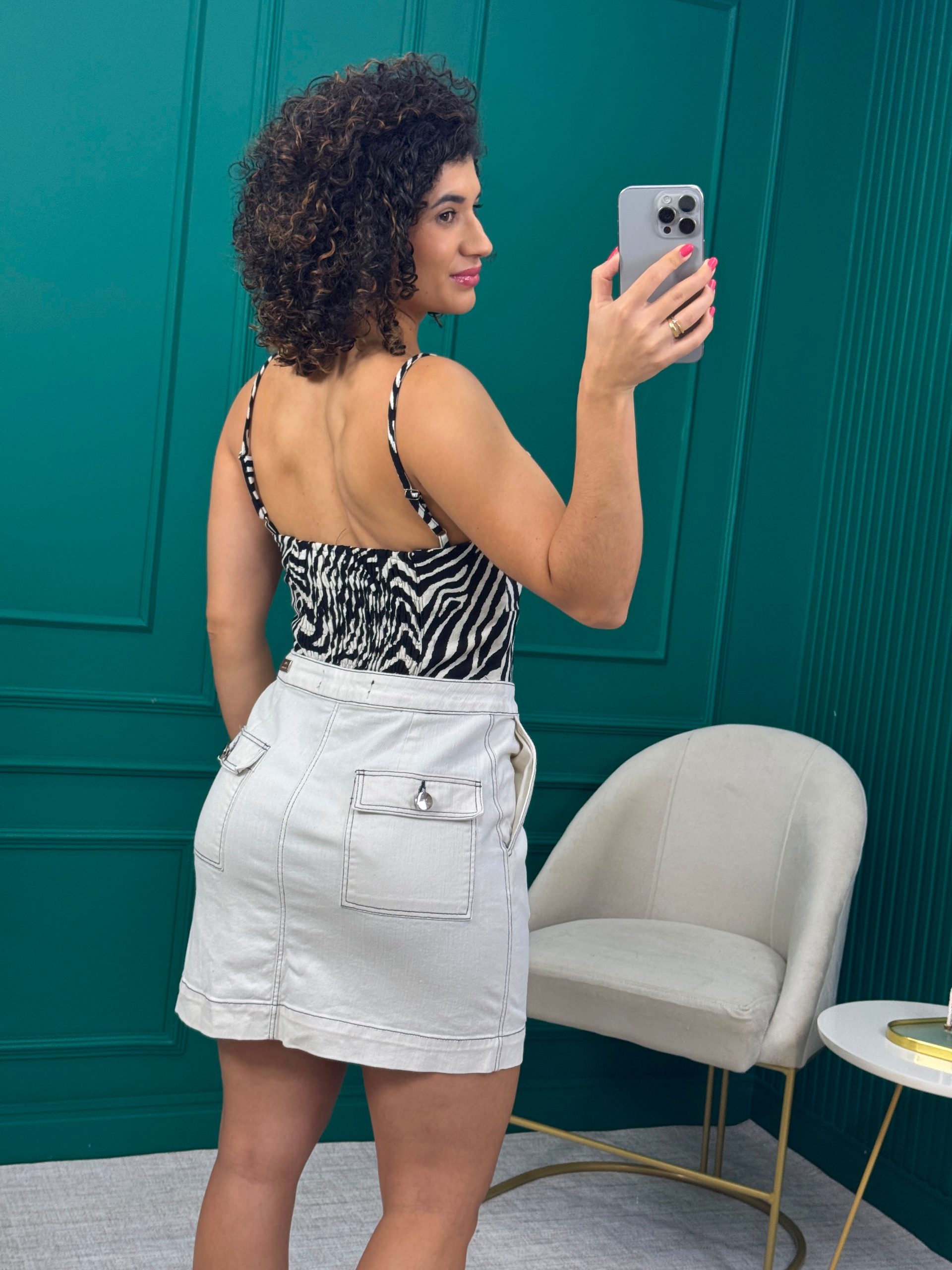 Saia sarja Off White com Pesponto Preto e Botões Frontais - Ellus