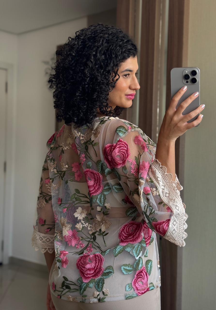 Blusa Transparência com Bordados Florais e Renda Guipir no Punho - Colcci