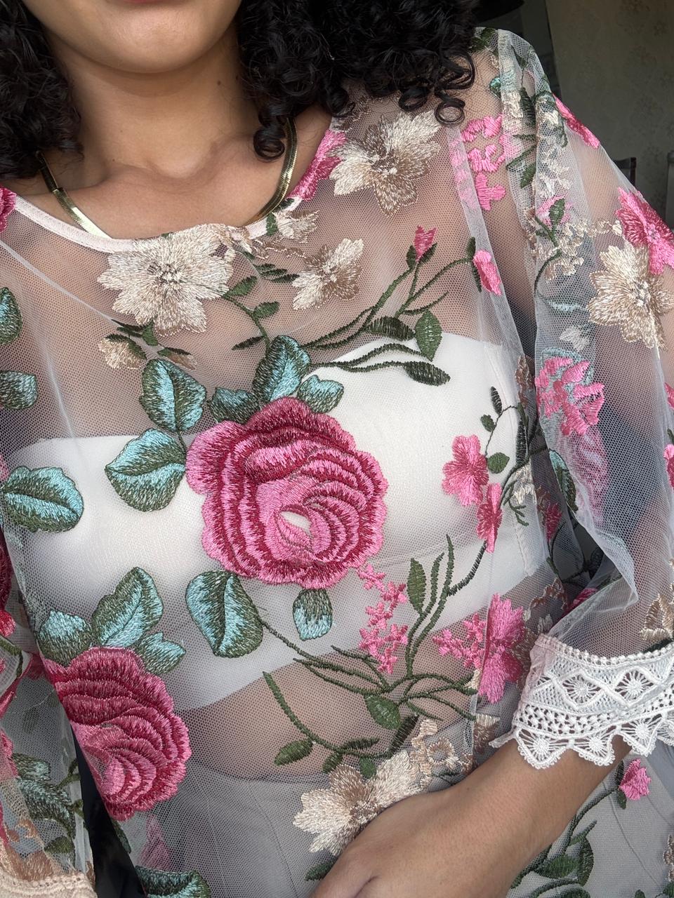 Blusa Transparência com Bordados Florais e Renda Guipir no Punho - Colcci