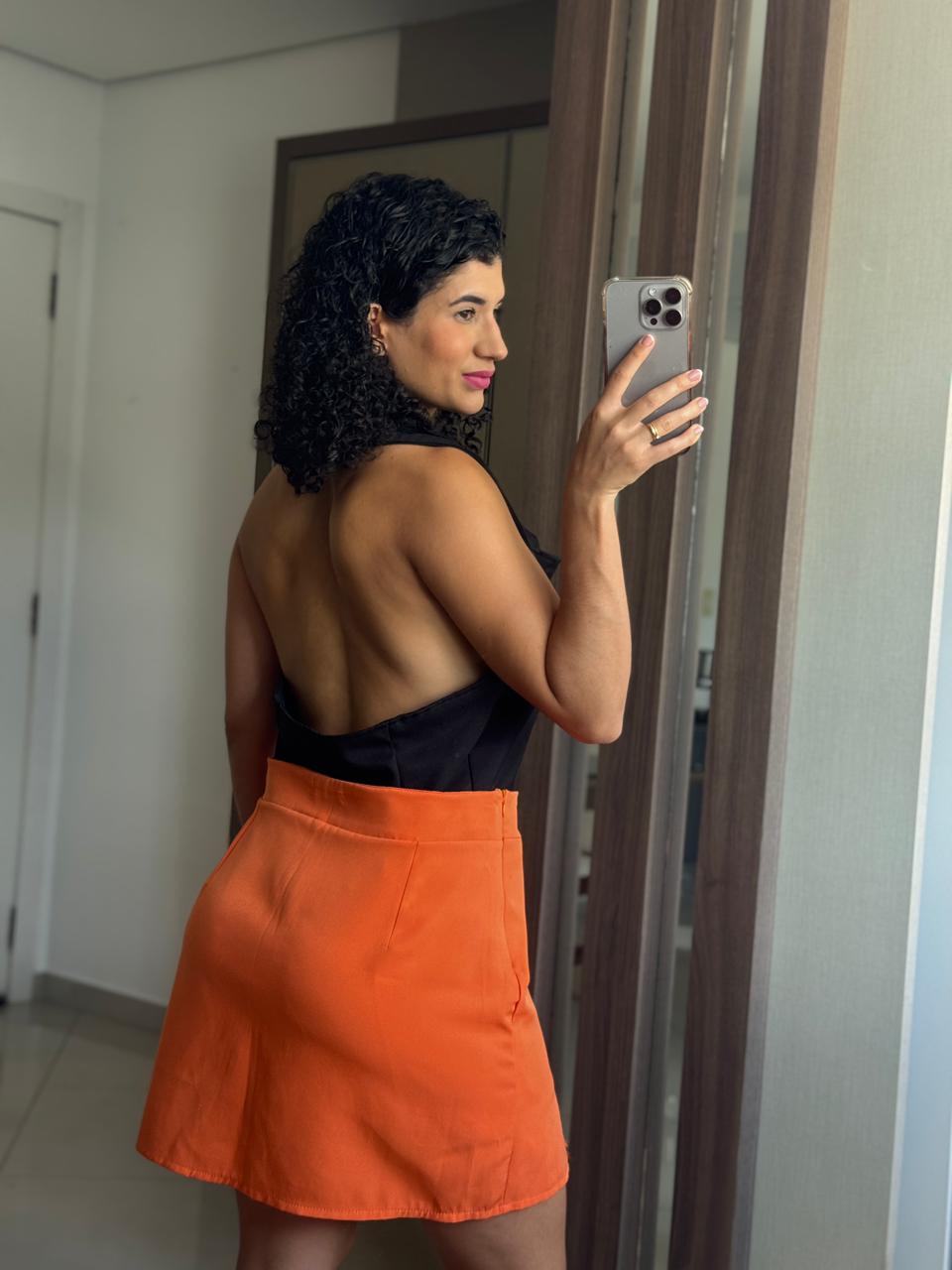 Shorts saia alfaiataria laranja com fenda e zíper lateral - Mi & Co