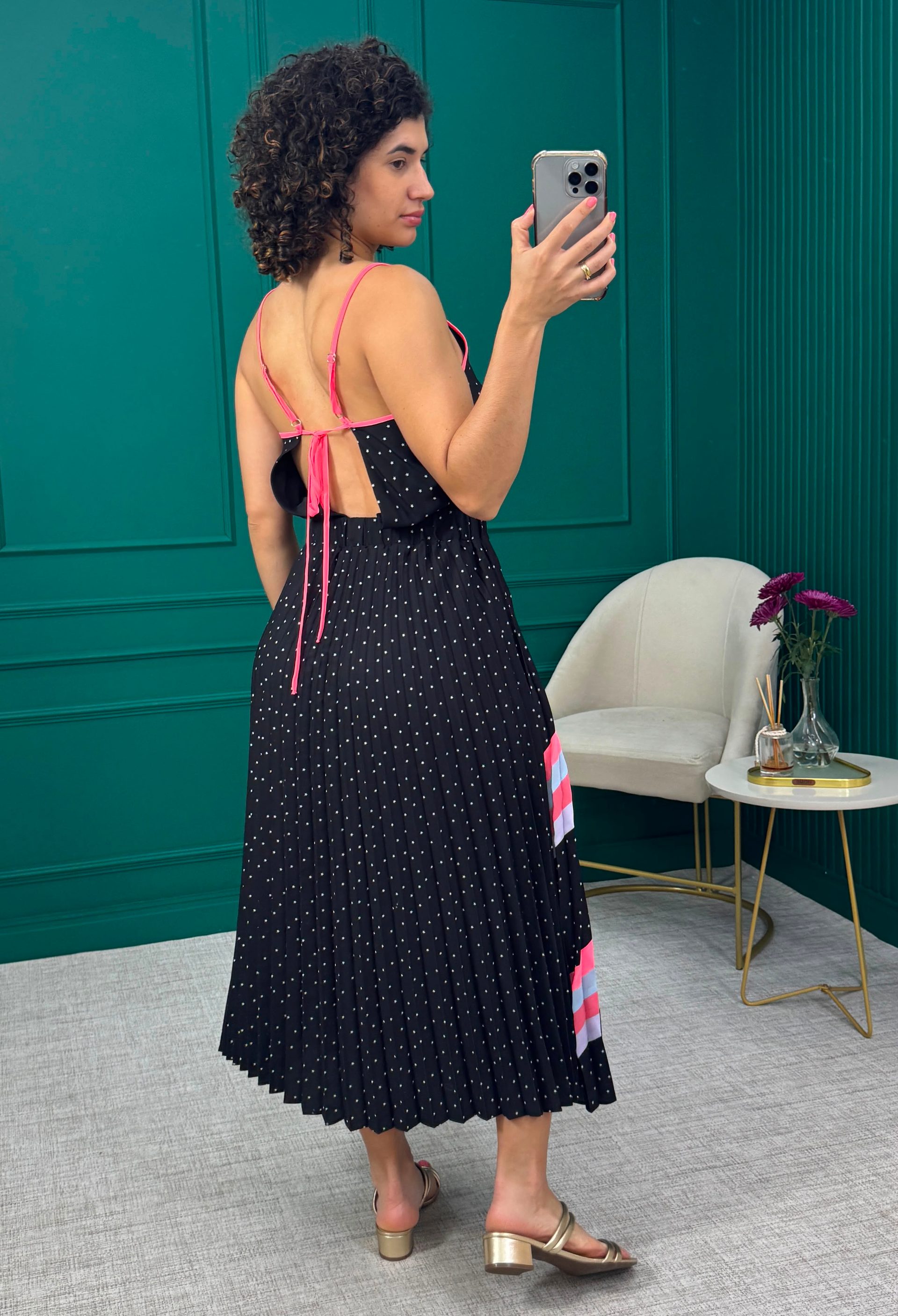 Vestido Midi Plissado Preto com Estampa de Estrelas e detalhes Rosa - Chocoleite