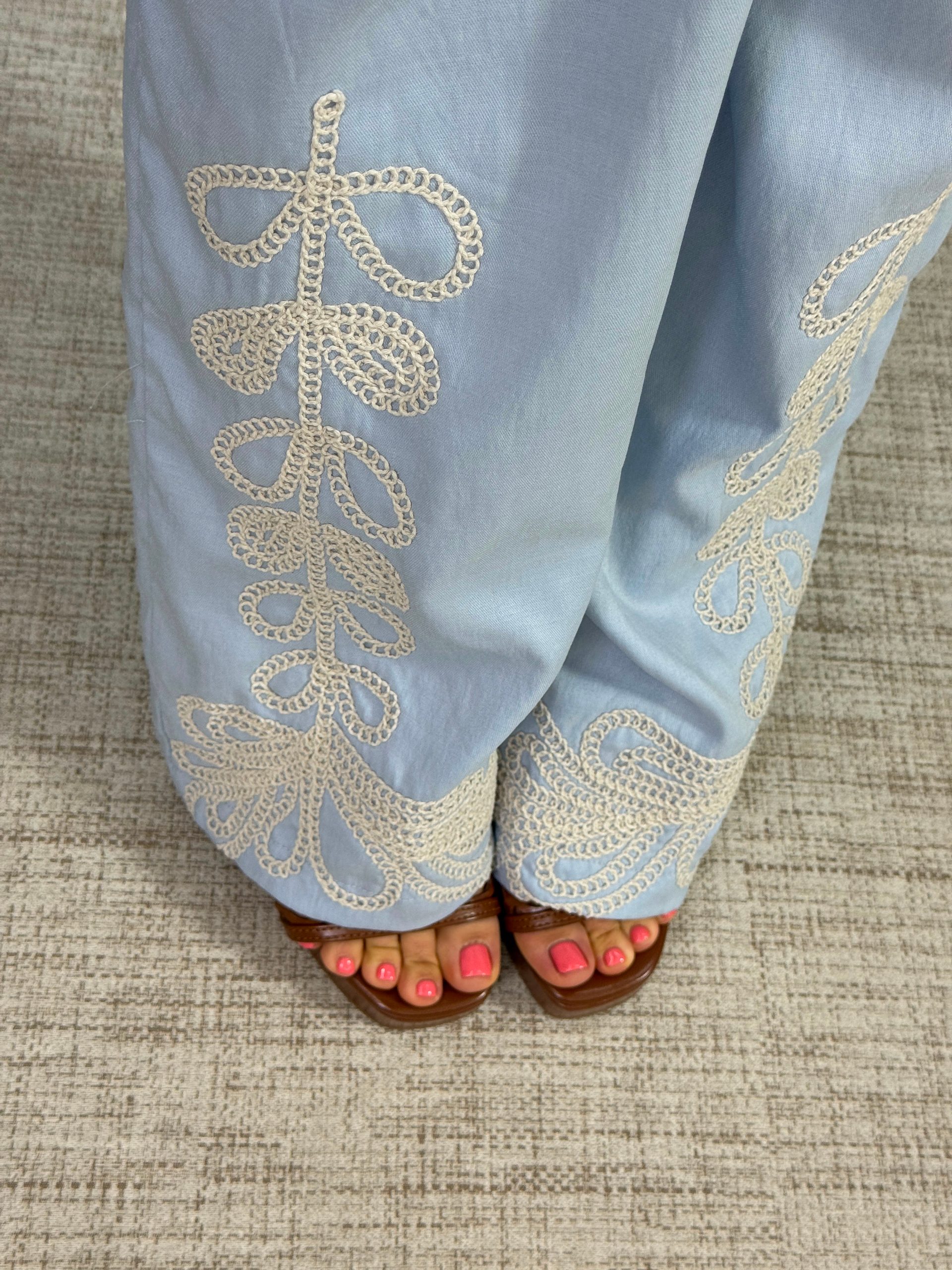 Calça Pantalona de Alfaiataria Azul Clara com Aplicação de Renda na Barra