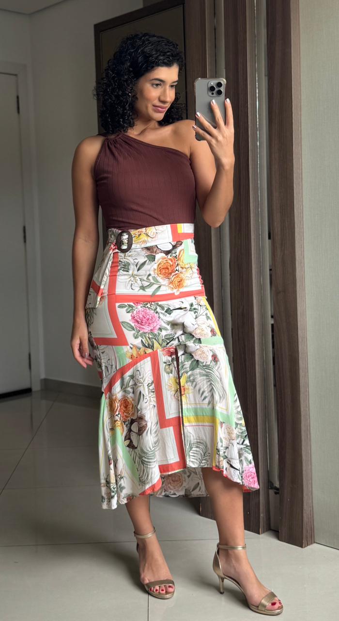 Saia midi floral em viscose com forro, fenda frontal, zíper e cinto - Flor de Lis