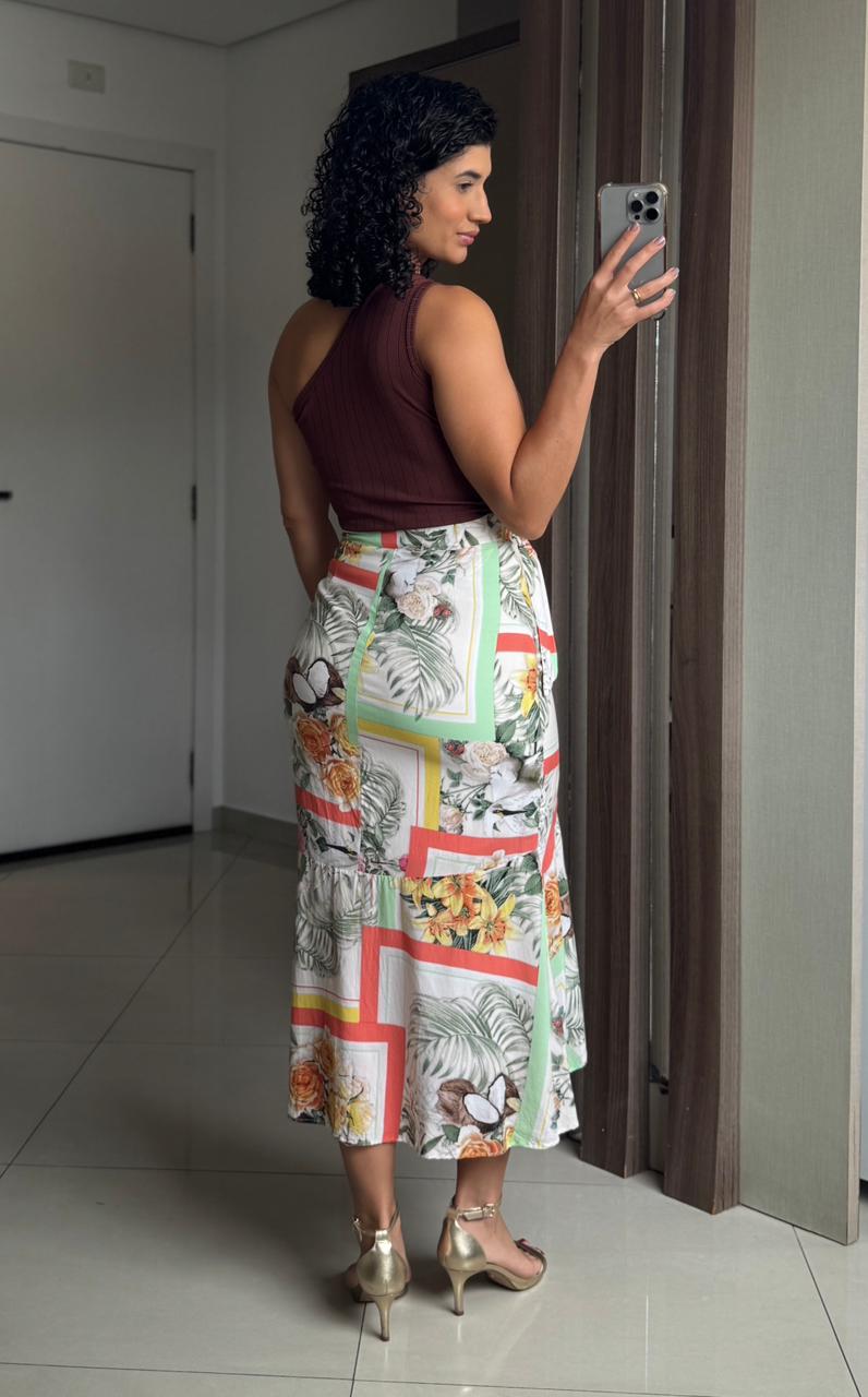 Saia midi floral em viscose com forro, fenda frontal, zíper e cinto - Flor de Lis