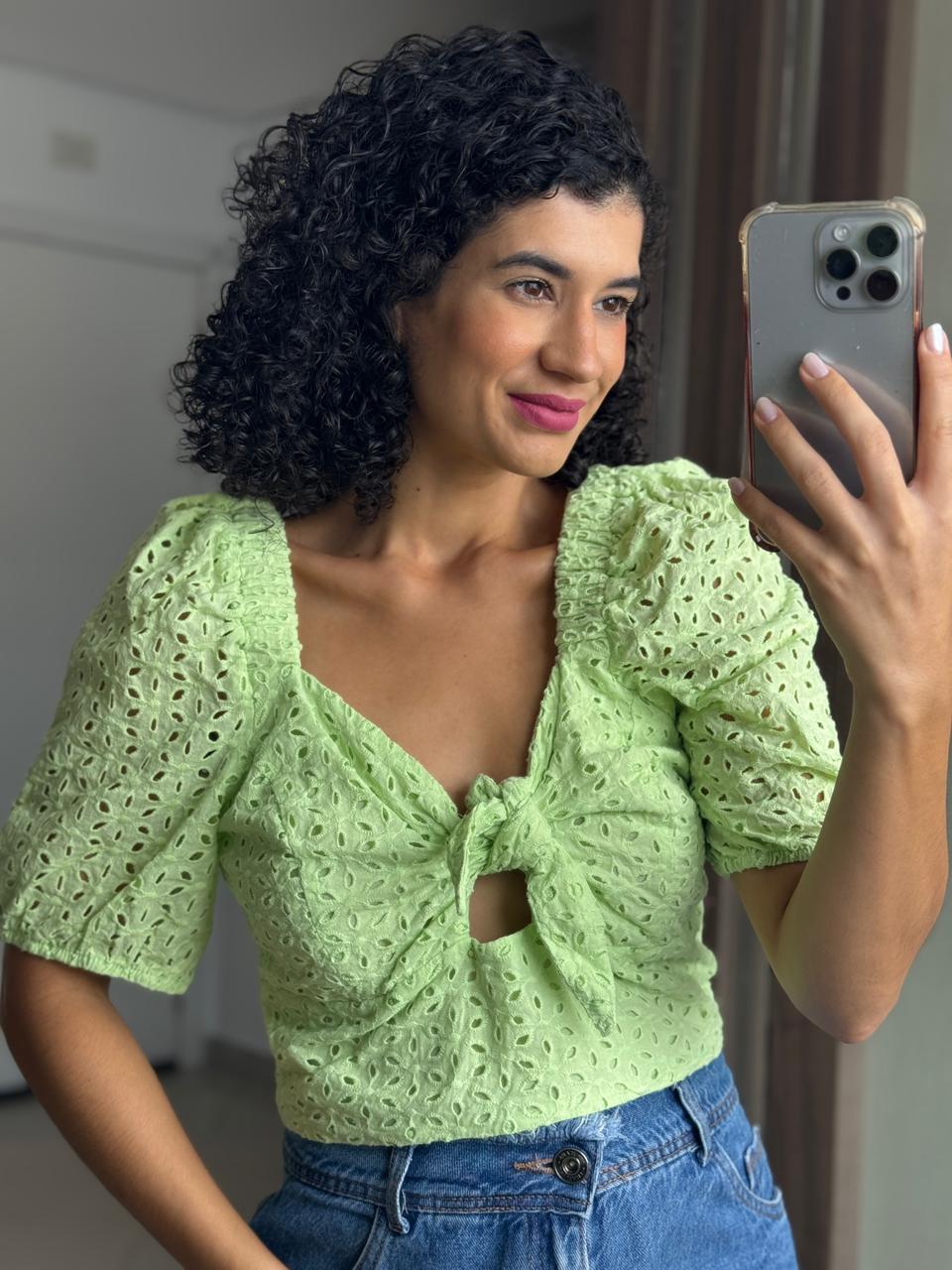 Cropped verde em lese 100% algodão com manga princesa e lastex