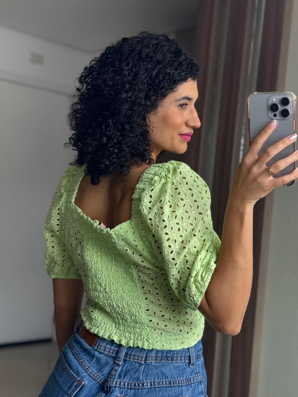 Cropped verde em lese 100% algodão com manga princesa e lastex
