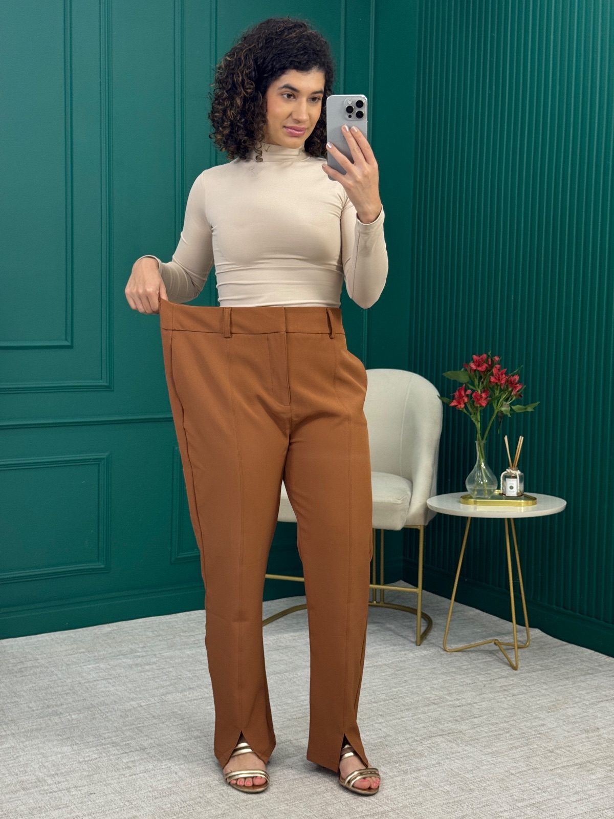 Calça de Alfaiataria Caramelo com Fenda Frontal na Barra - TLIC