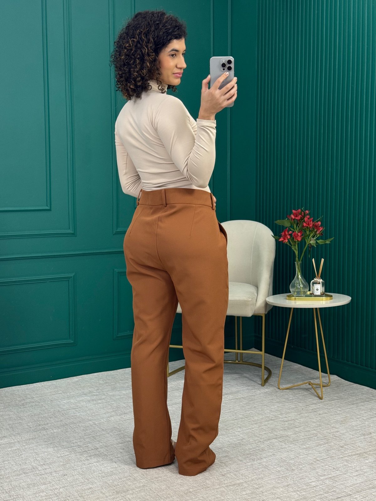Calça de Alfaiataria Caramelo com Fenda Frontal na Barra - TLIC