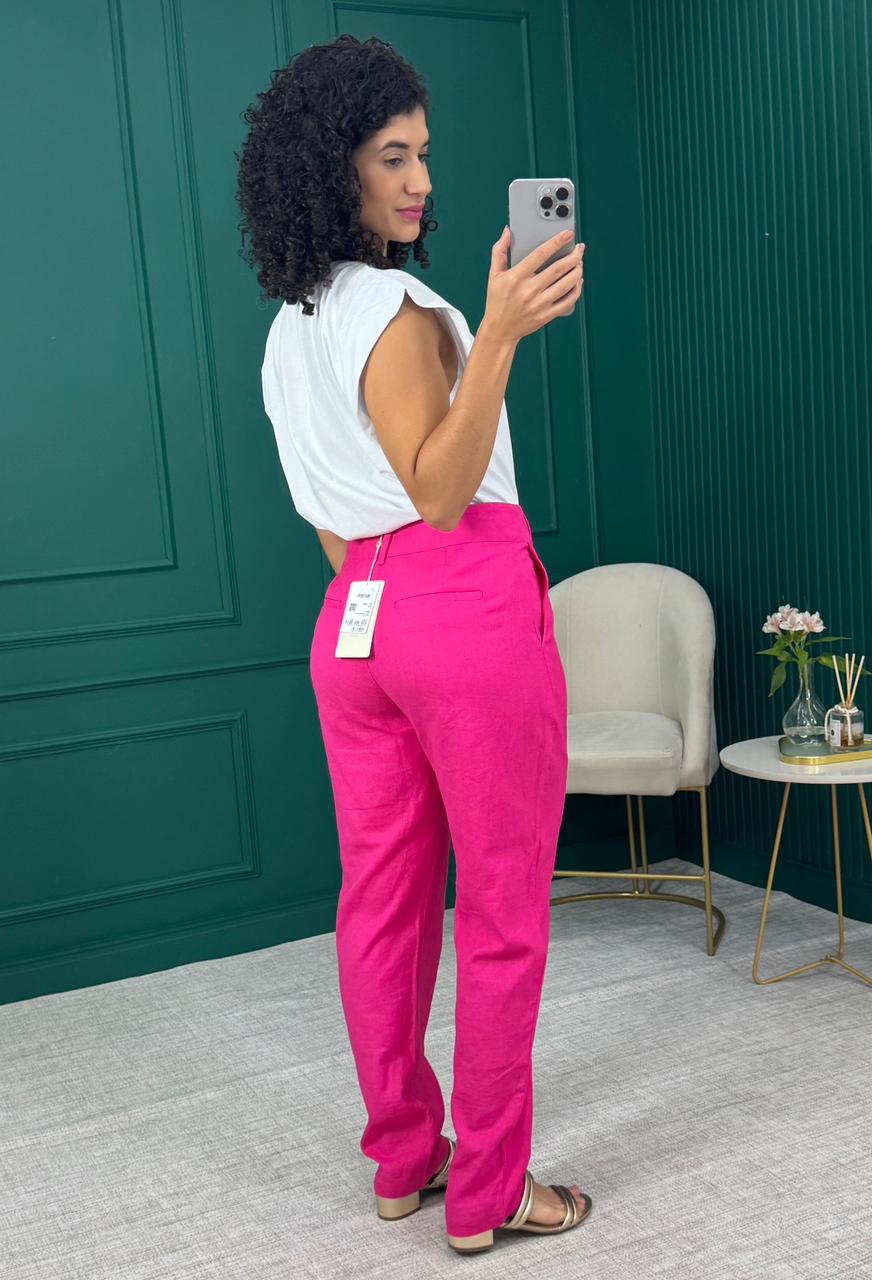 Calça Alfaiataria Rosa em Viscolinho com Friso, Bolso Faca e Fecho Interno - Lez a Lez