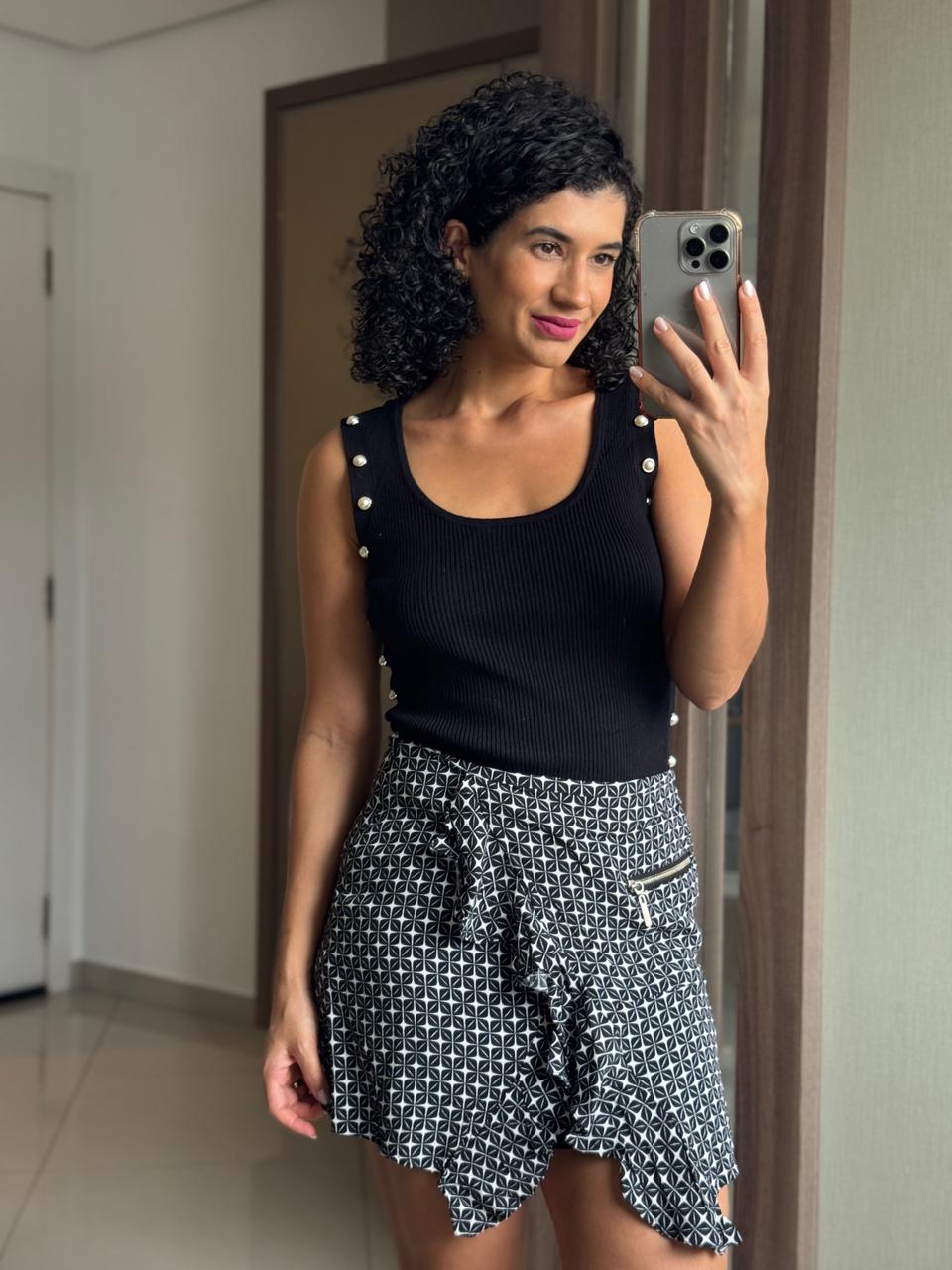 Saia preta /branca em crepe com babado e zíper aparente - Linda de Morrer