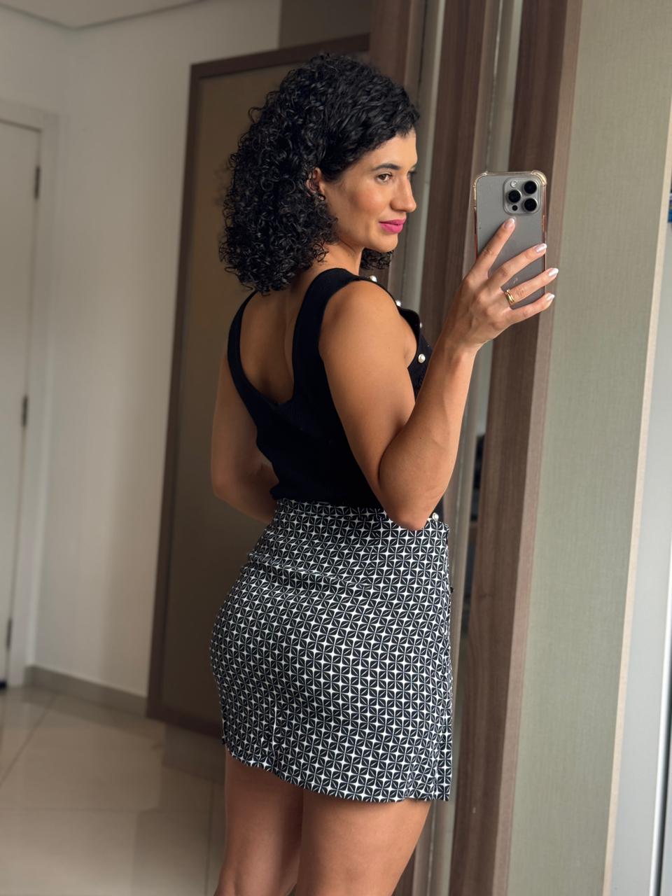Saia preta /branca em crepe com babado e zíper aparente - Linda de Morrer