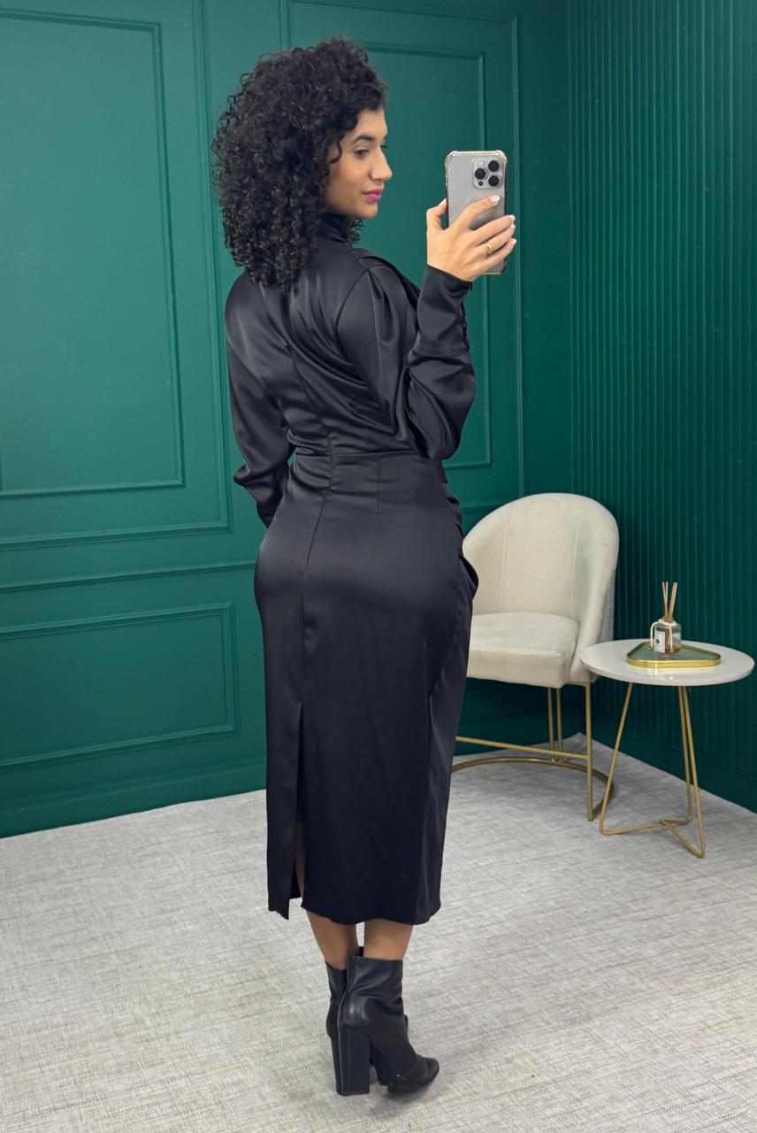 Vestido Longo Acetinado Preto com Botões Forrados no Punho, Forro, Gola Alta e Drapeado
