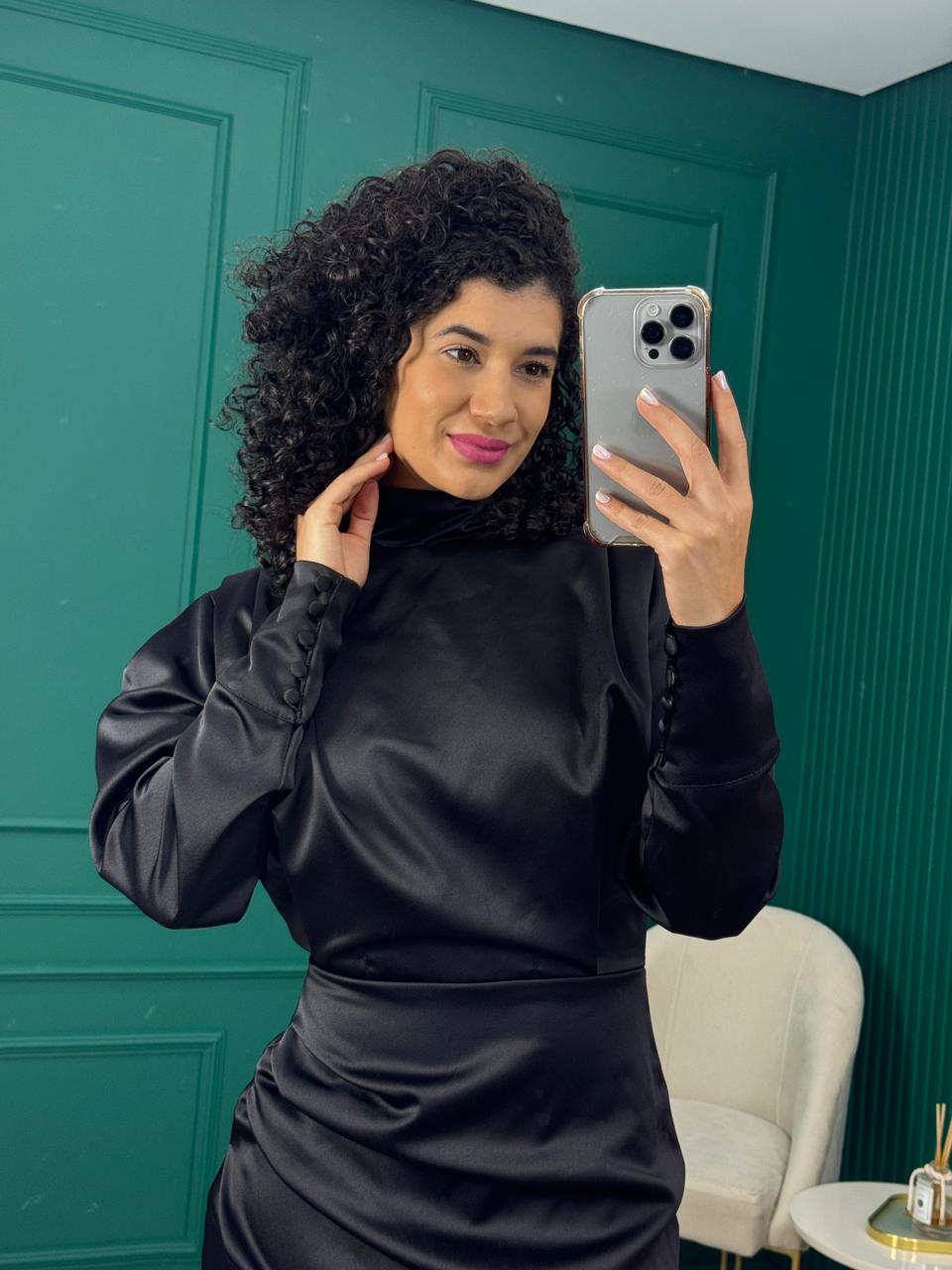 Vestido Longo Acetinado Preto com Botões Forrados no Punho, Forro, Gola Alta e Drapeado