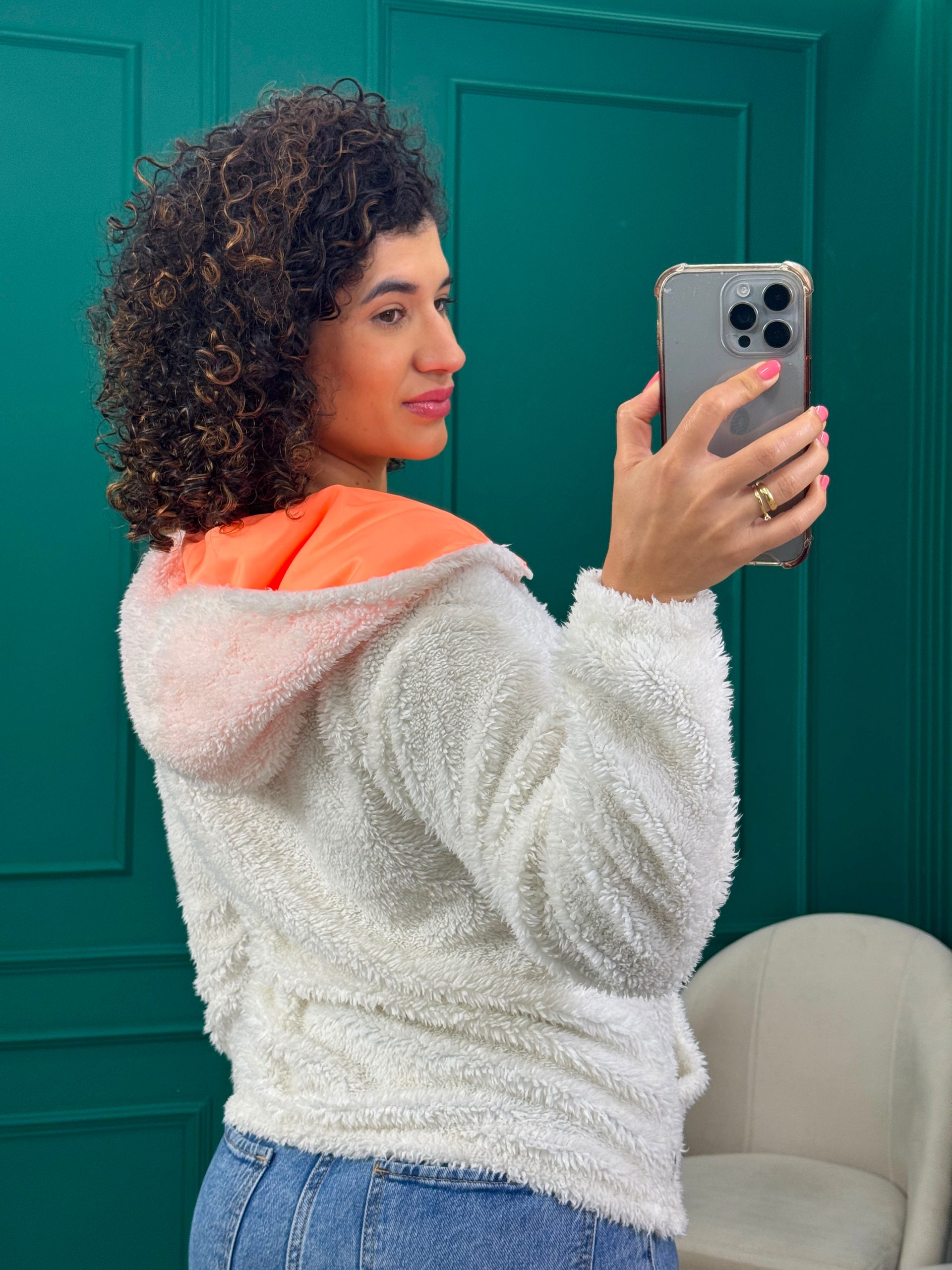 Blusão Teddy Branco com Detalhes Laranja, Capuz, Bolso canguru e zíper - Biliton