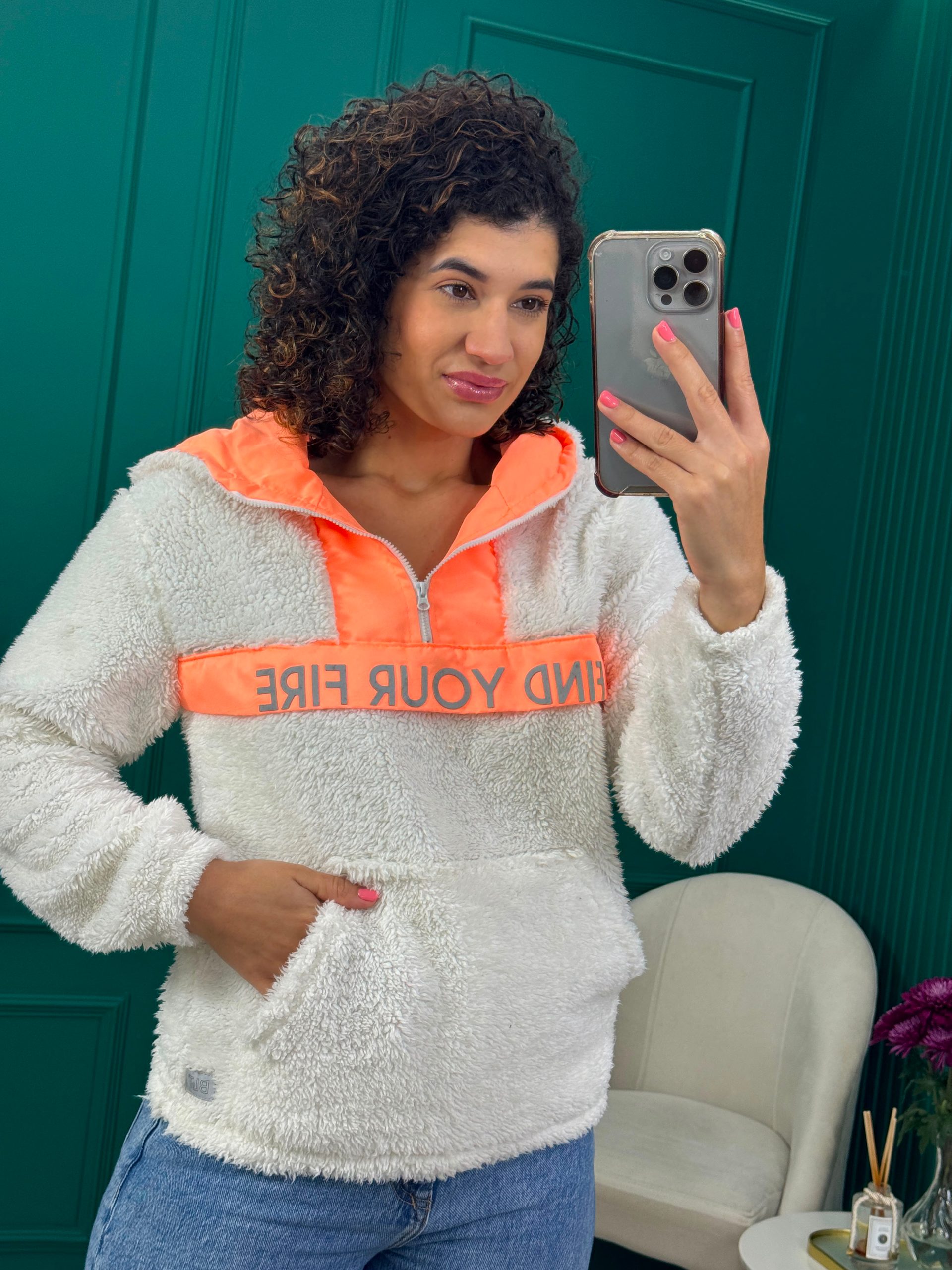 Blusão Teddy Branco com Detalhes Laranja, Capuz, Bolso canguru e zíper - Biliton