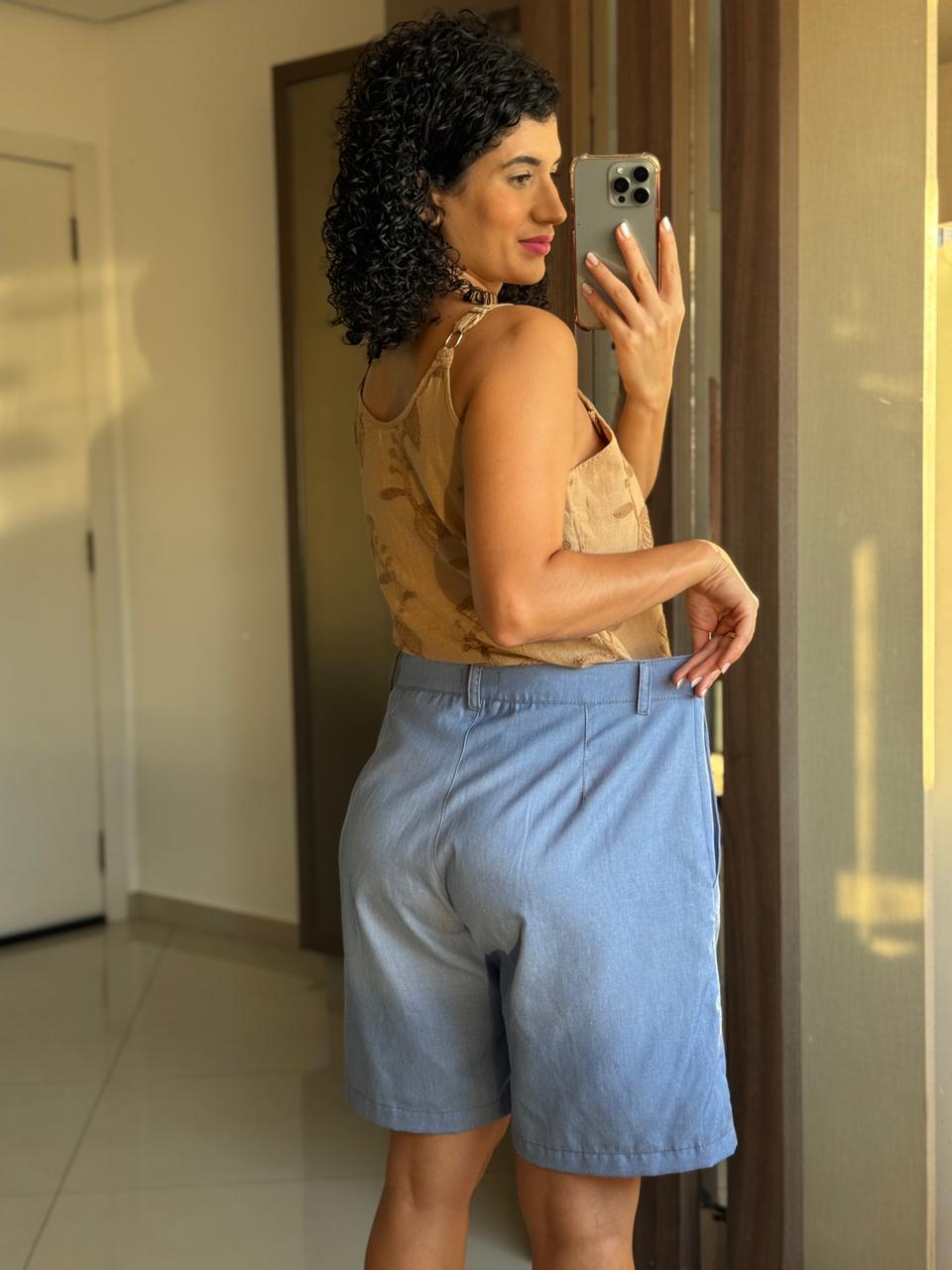 Bermuda azul com botão forrado e bolso faca - RW