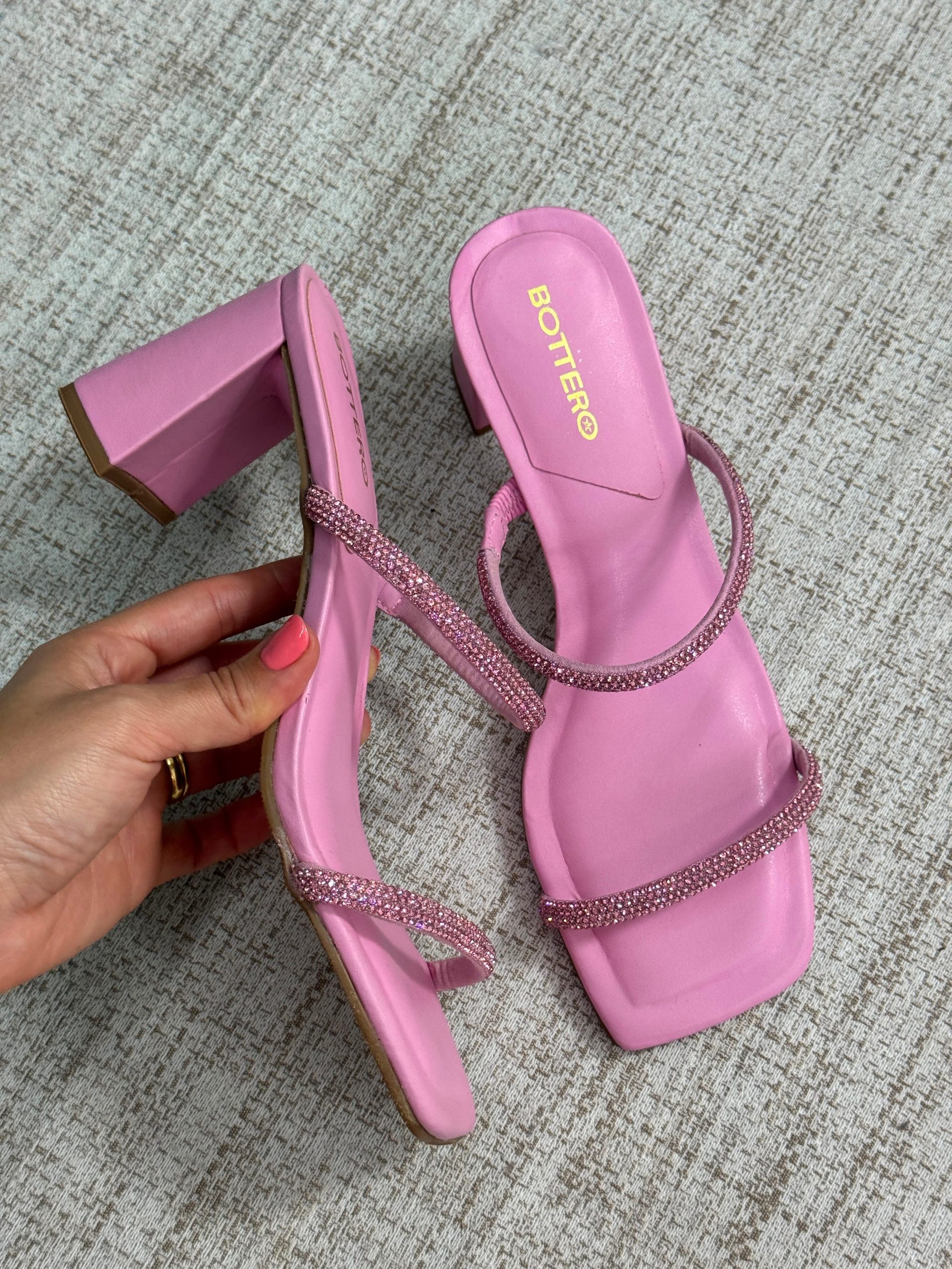 Tamanco Rosa em Couro com Salto Bloco e Tiras de Strass - Bottero
