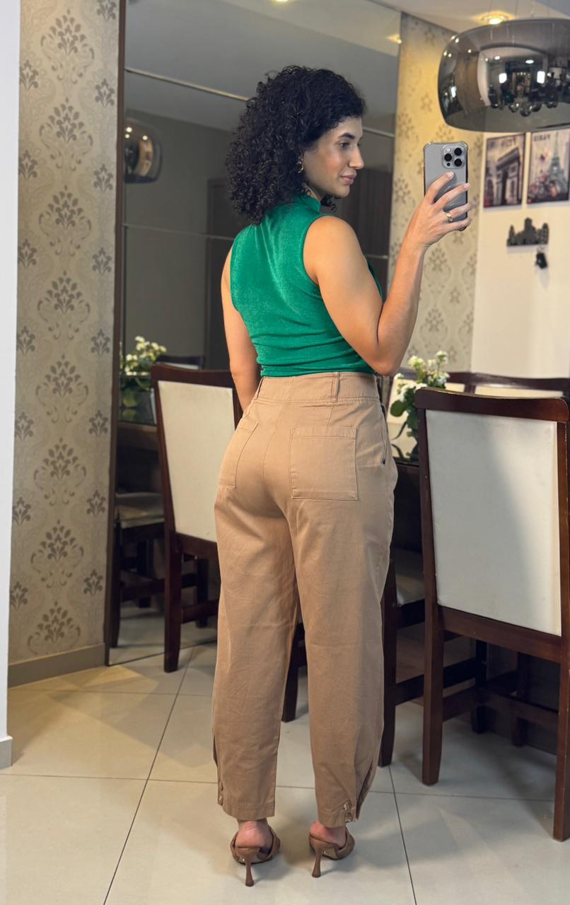 Calça Slouchy Mocha Mousse com Fechamento Interno, Botões na Barra, Bolso Faca e Bolso Traseiro - Dzarm