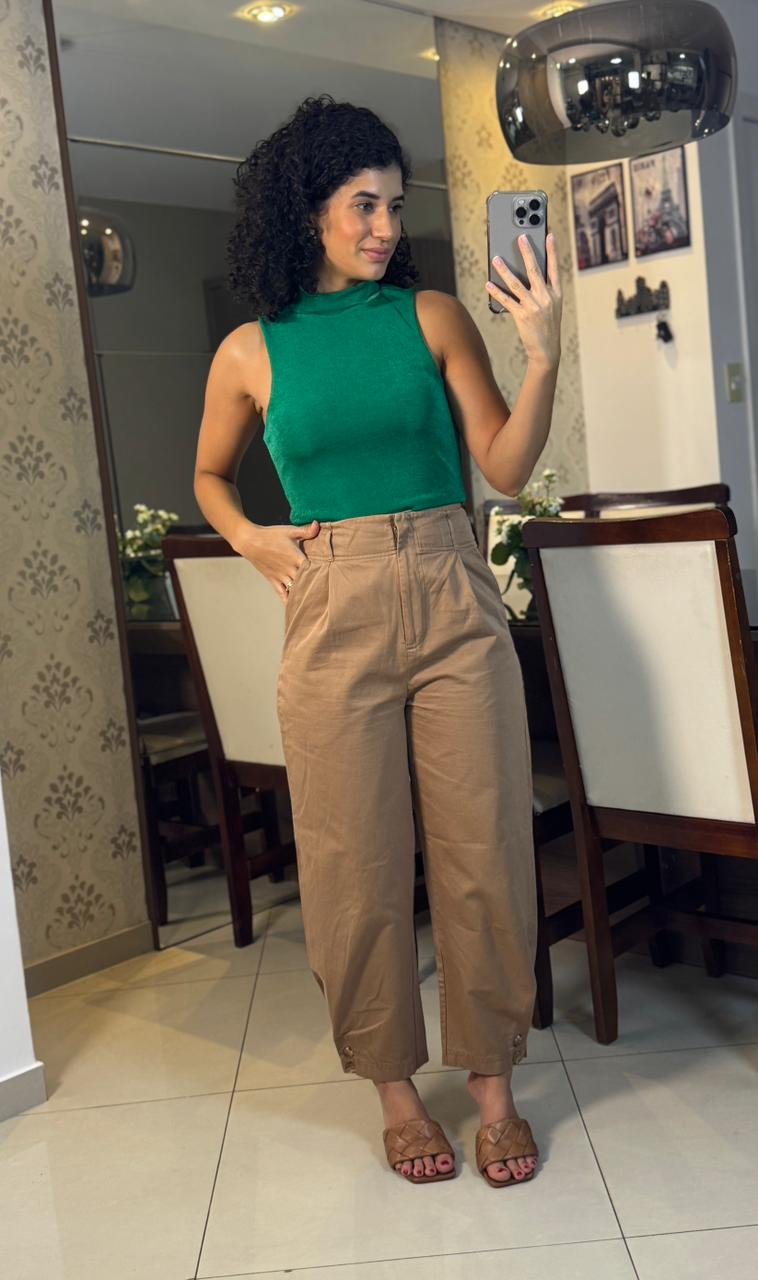 Calça Slouchy Mocha Mousse com Fechamento Interno, Botões na Barra, Bolso Faca e Bolso Traseiro - Dzarm