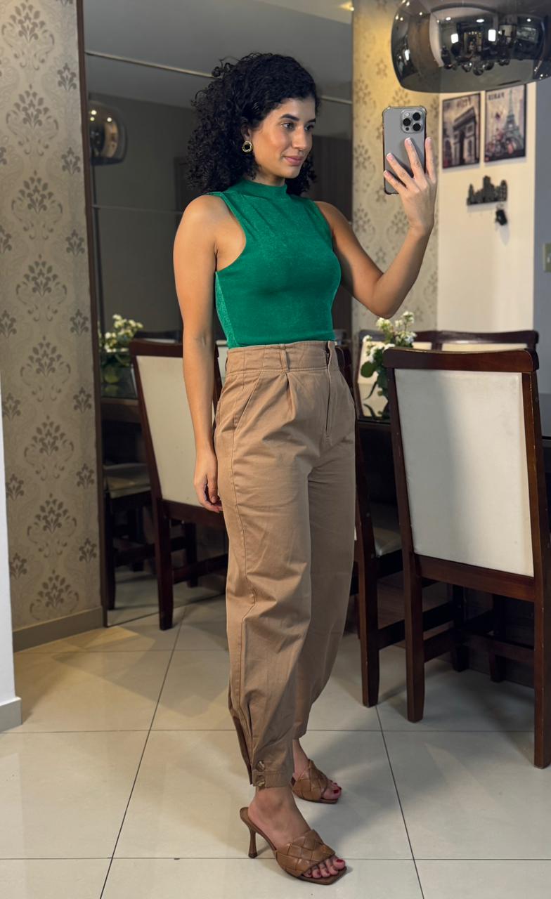 Calça Slouchy Mocha Mousse com Fechamento Interno, Botões na Barra, Bolso Faca e Bolso Traseiro - Dzarm