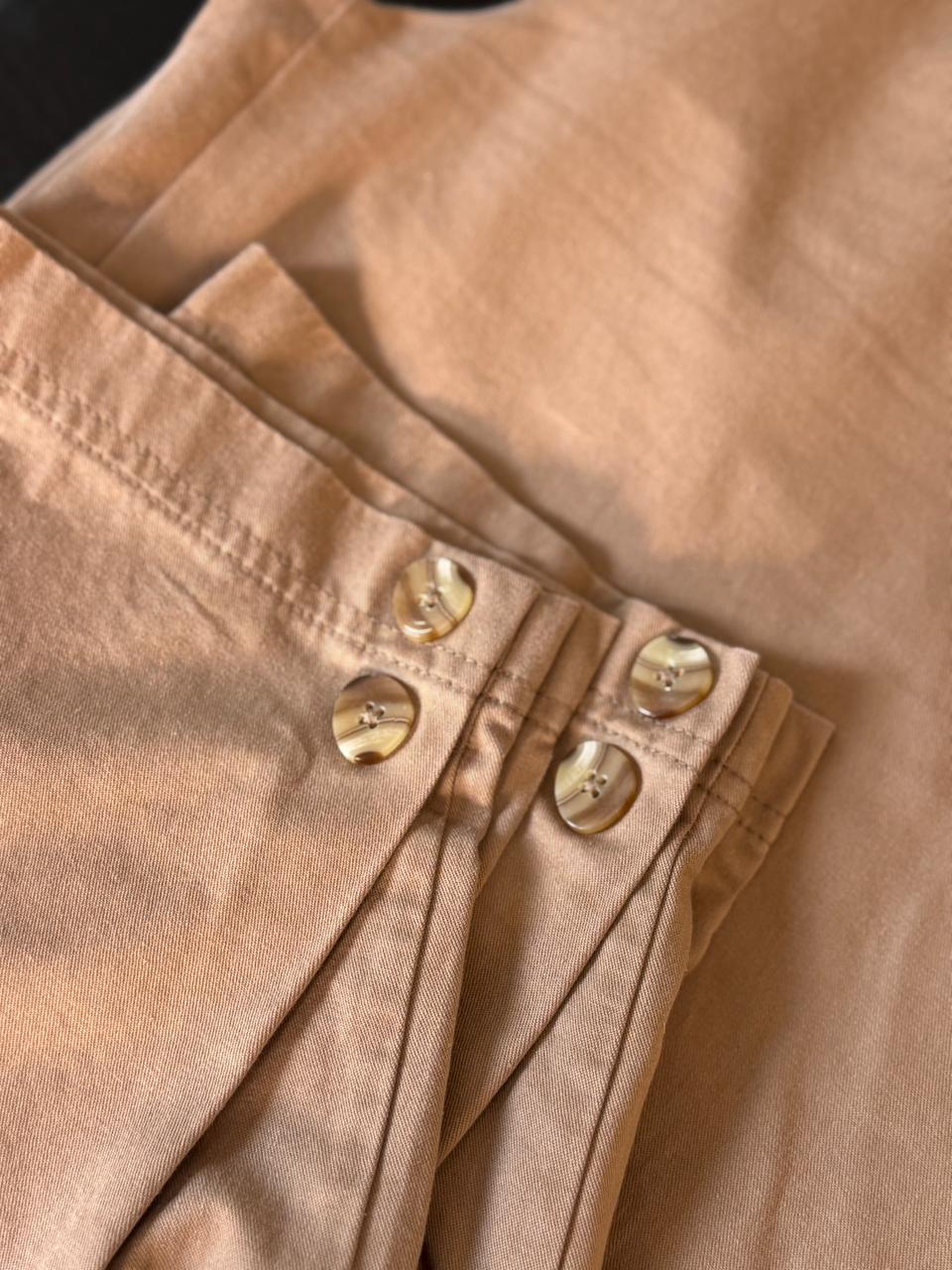 Calça Slouchy Mocha Mousse com Fechamento Interno, Botões na Barra, Bolso Faca e Bolso Traseiro - Dzarm