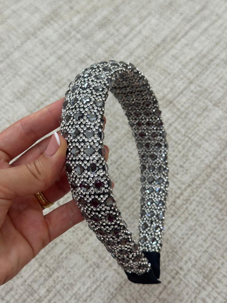 Tiara prateada com brilho