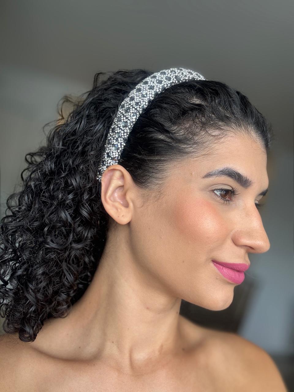 Tiara prateada com brilho