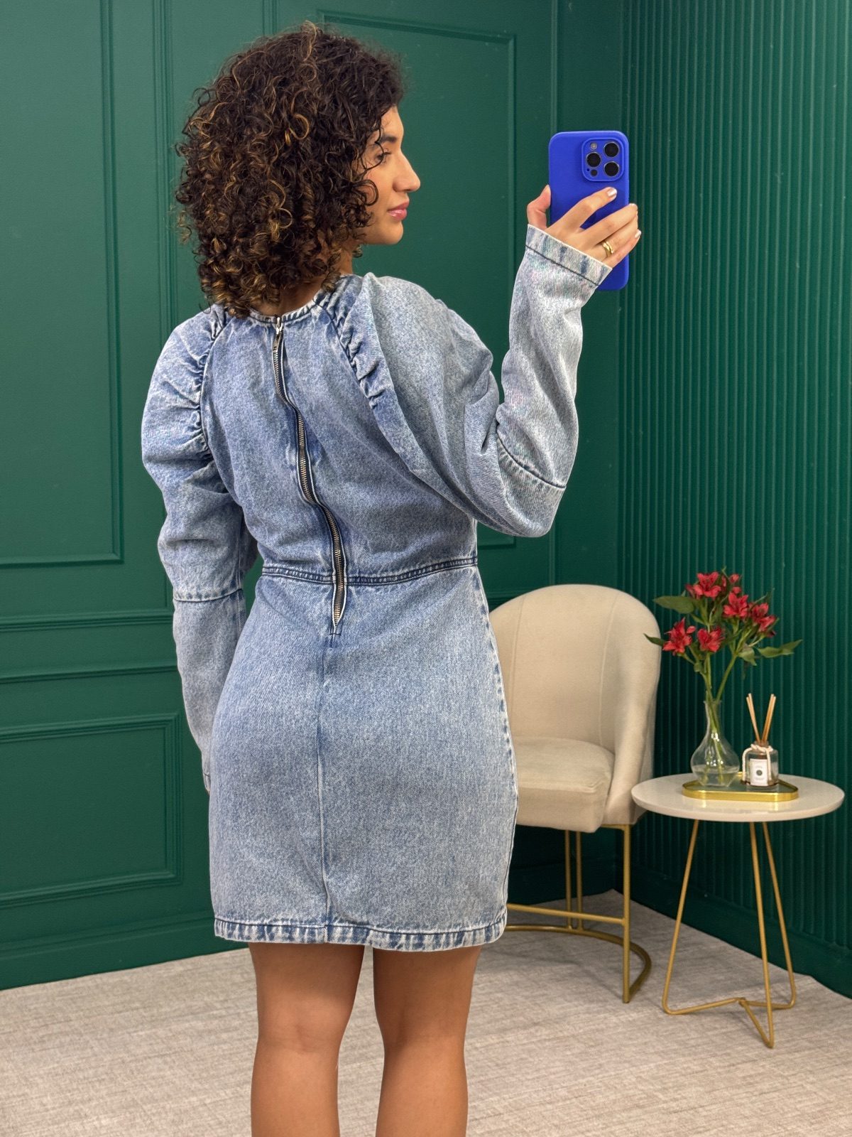 Vestido Curto Jeans Azul Marmorizado com Manga Bufante e Zíperes 100% algodão - Colcci