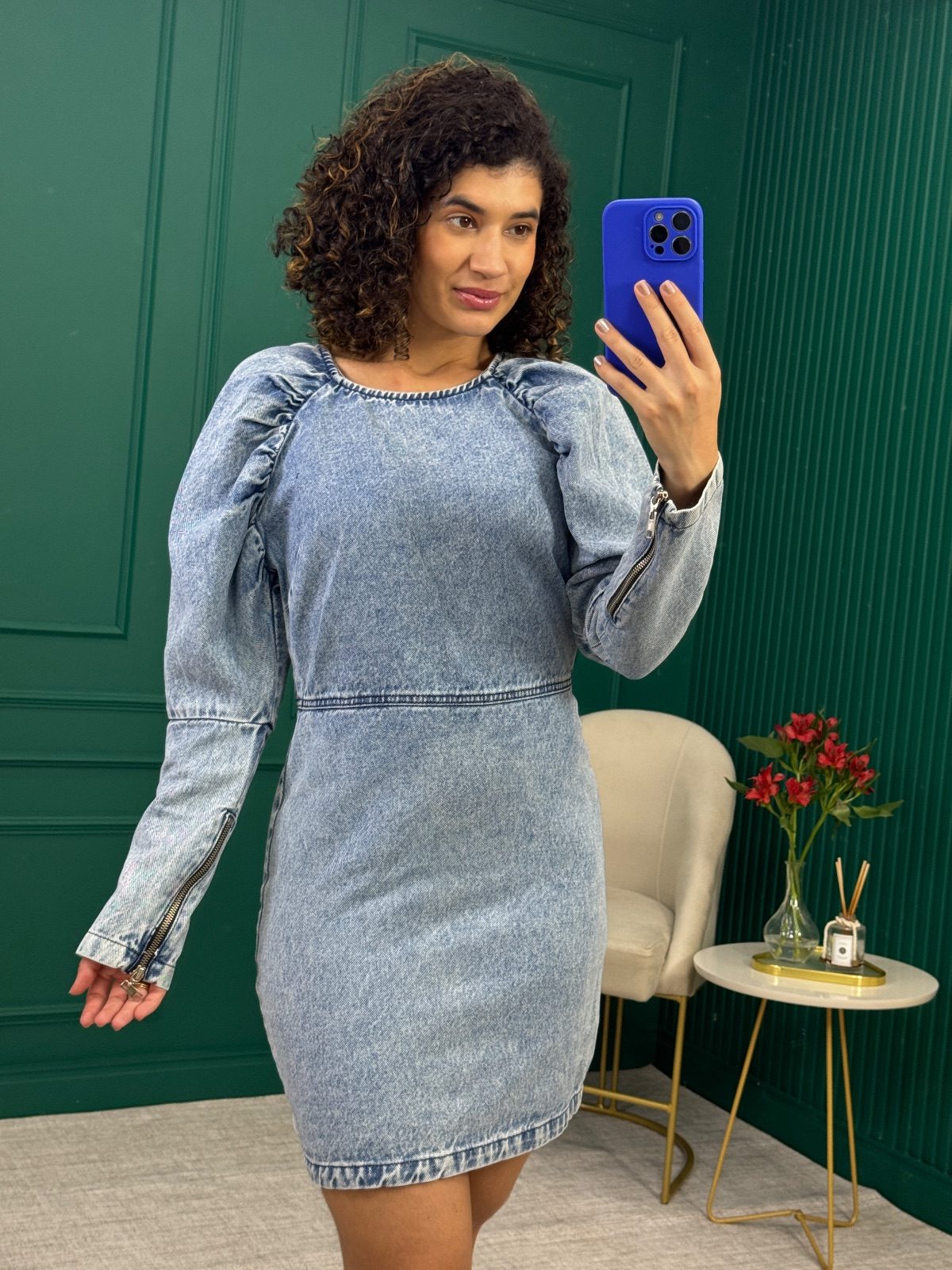 Vestido Curto Jeans Azul Marmorizado com Manga Bufante e Zíperes 100% algodão - Colcci