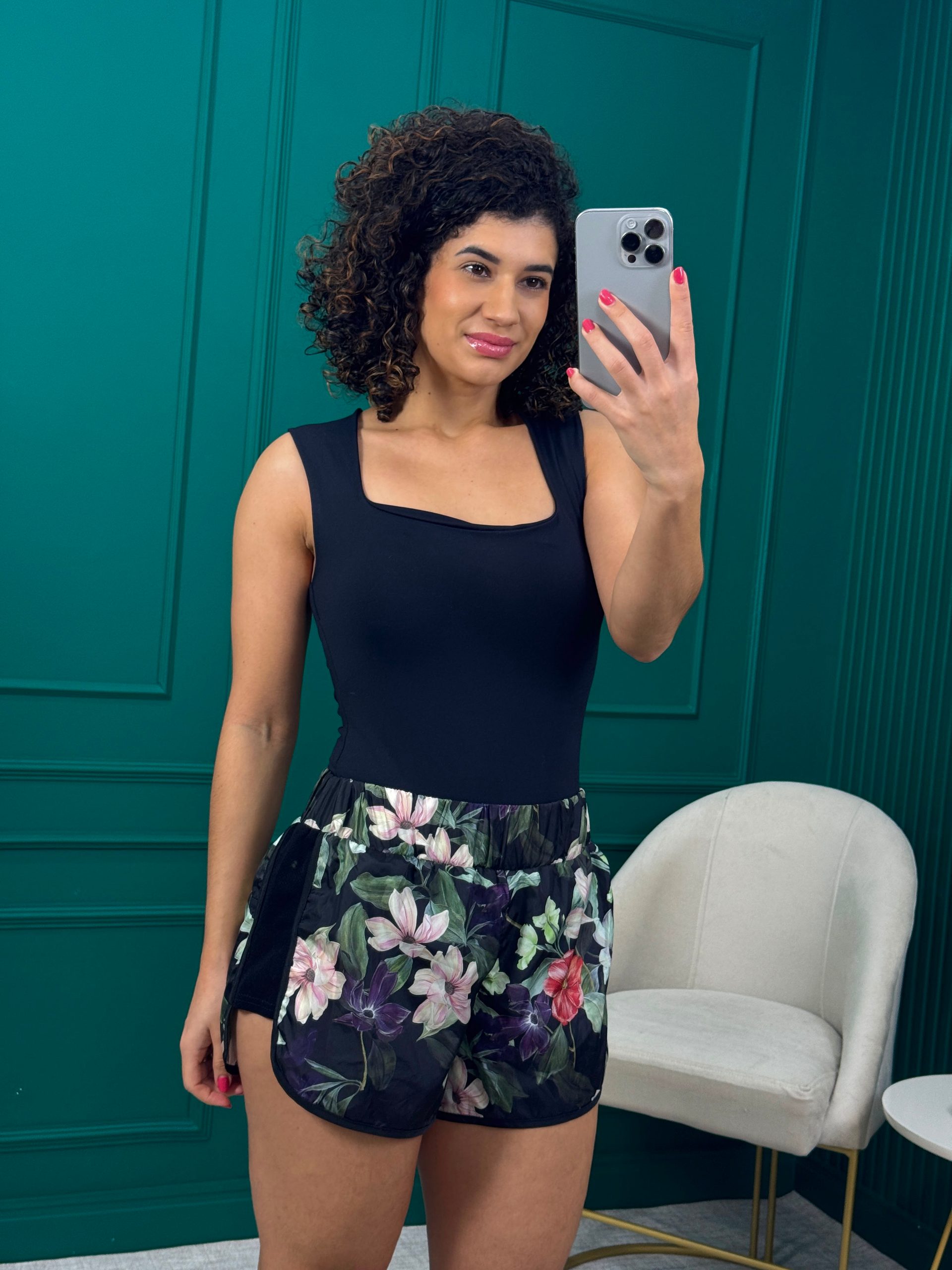 ShortsTactel Preto Floral com Forro - Farm