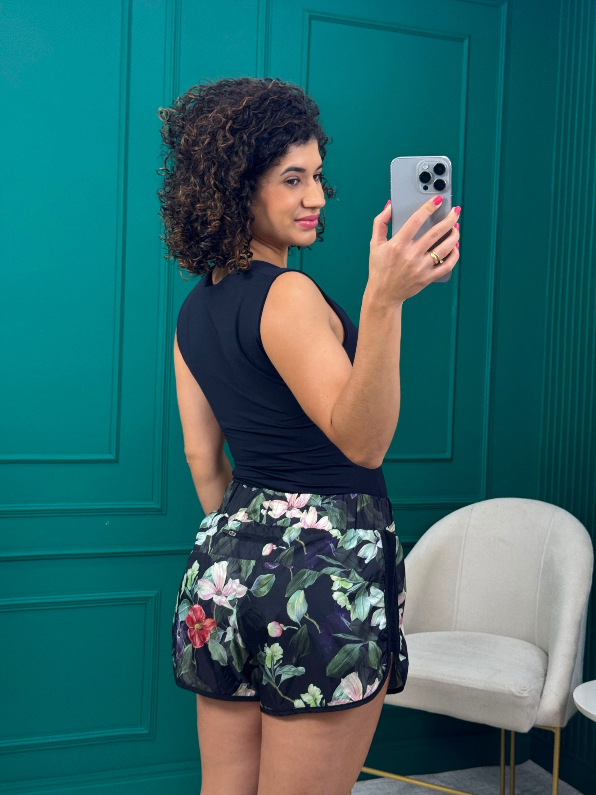 ShortsTactel Preto Floral com Forro - Farm