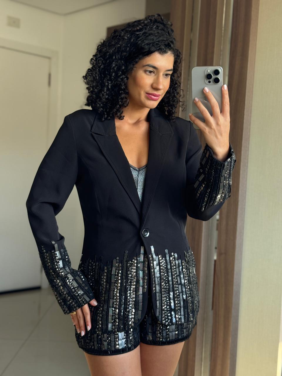 Conjunto com 3 peças  preto com barrado bordado em canutilhos e paetês + Short alfaiataria bordado + Regata metalizada prata - Colcci