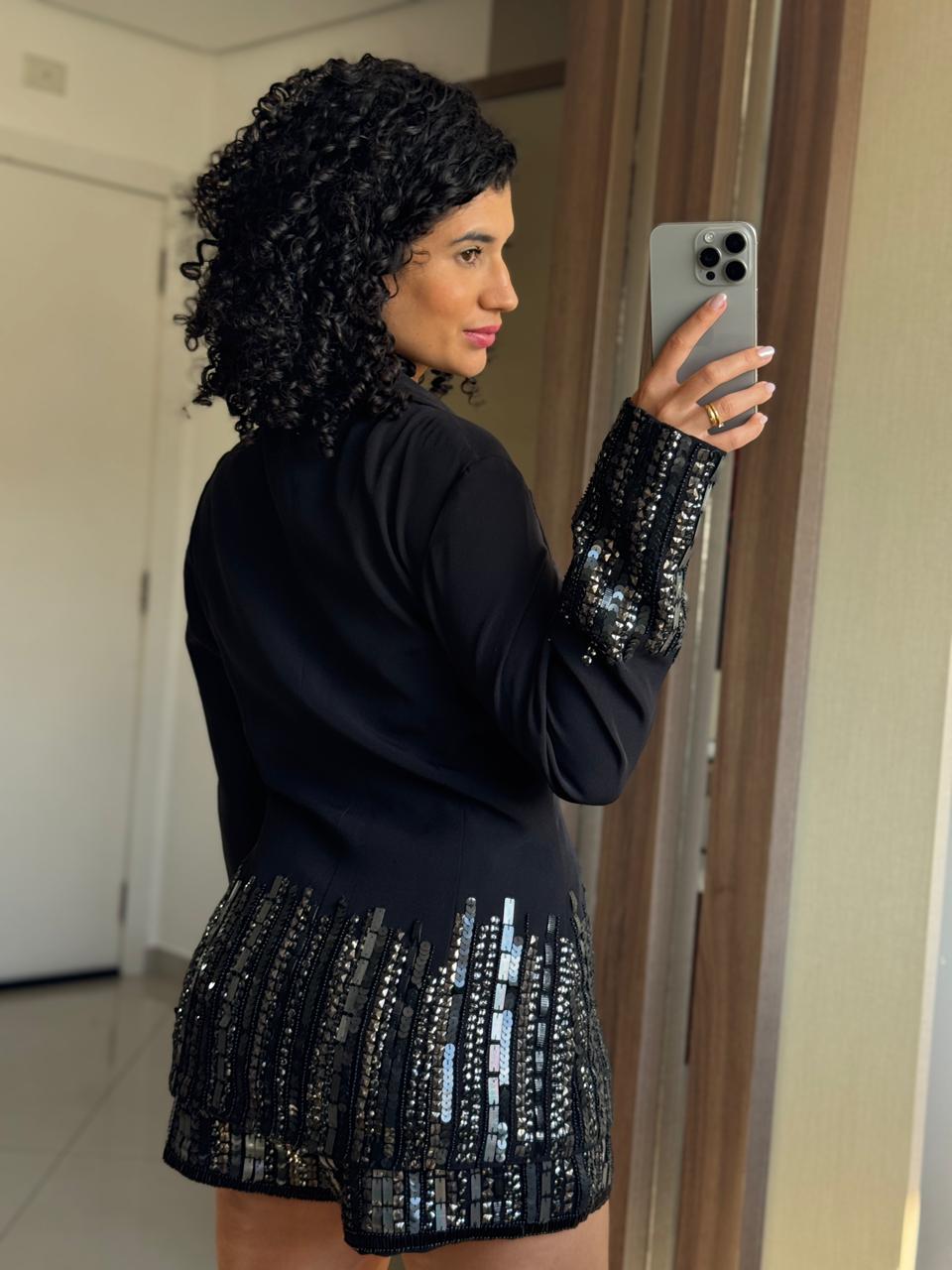 Conjunto com 3 peças  preto com barrado bordado em canutilhos e paetês + Short alfaiataria bordado + Regata metalizada prata - Colcci